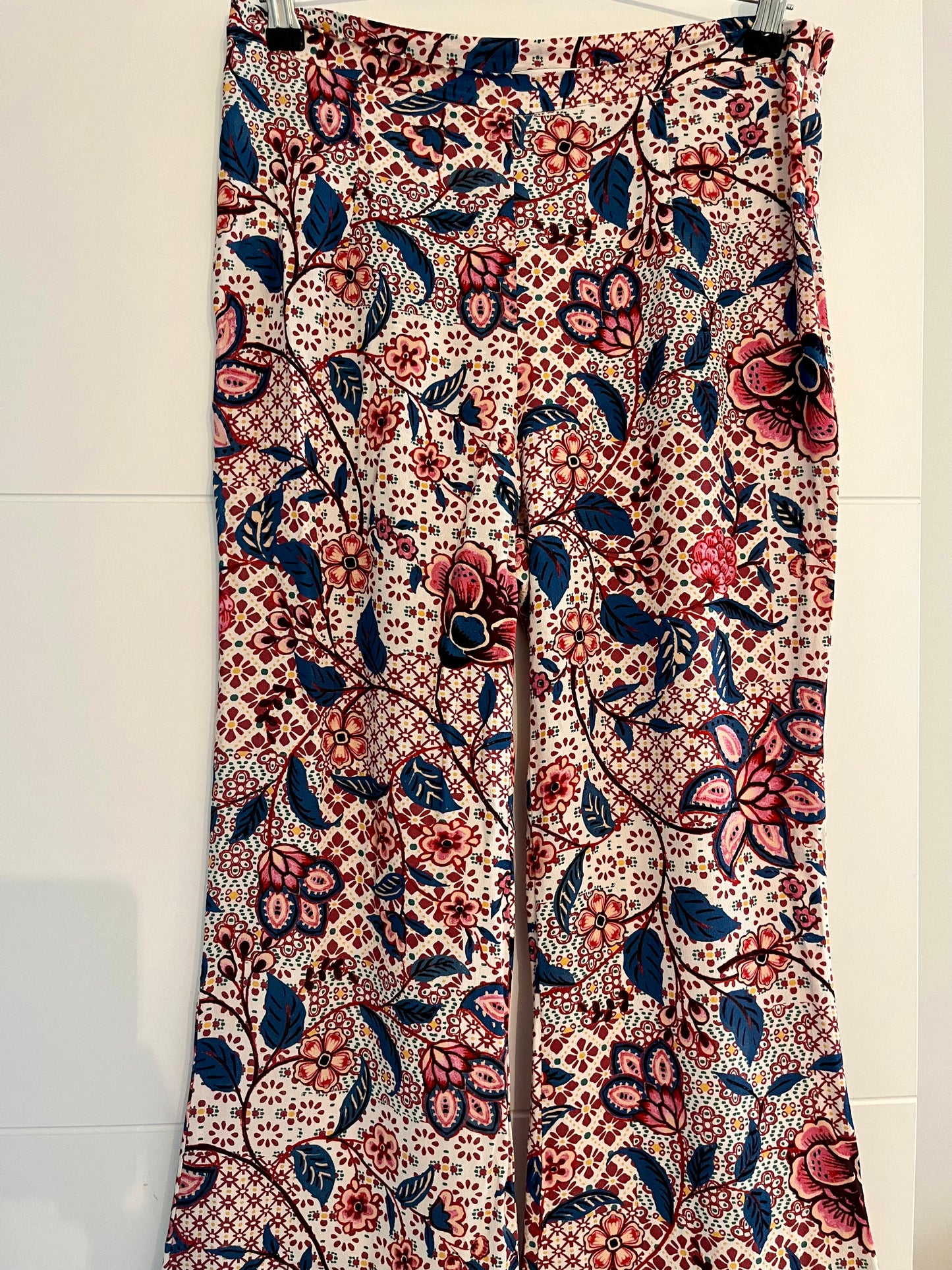PANTALÓN SESENTA CROP PATCH GUINDA