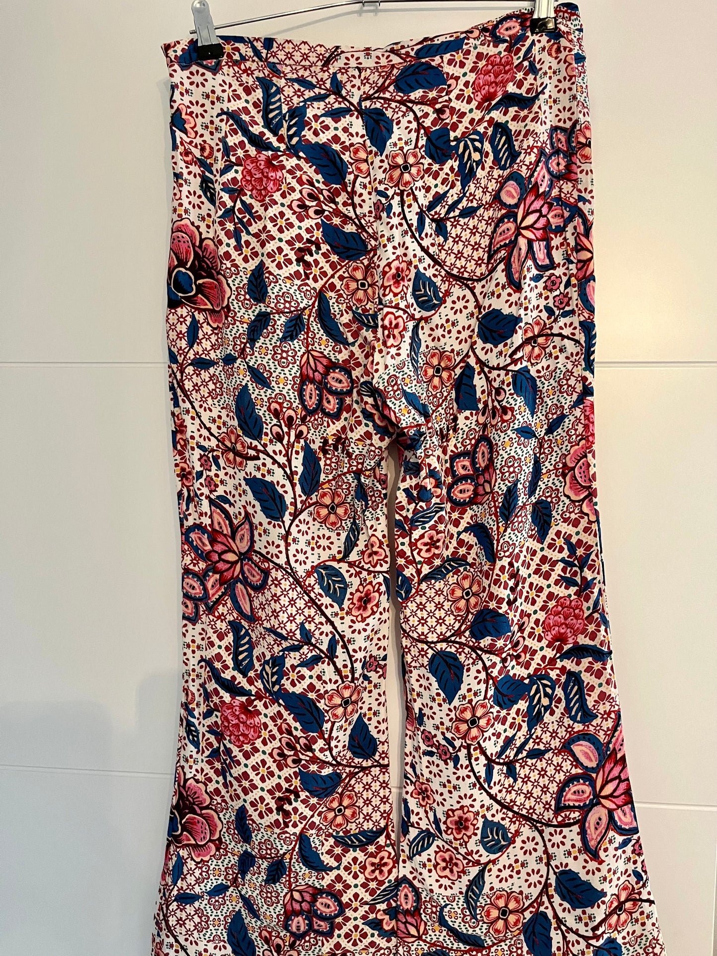 PANTALÓN SESENTA CROP PATCH GUINDA