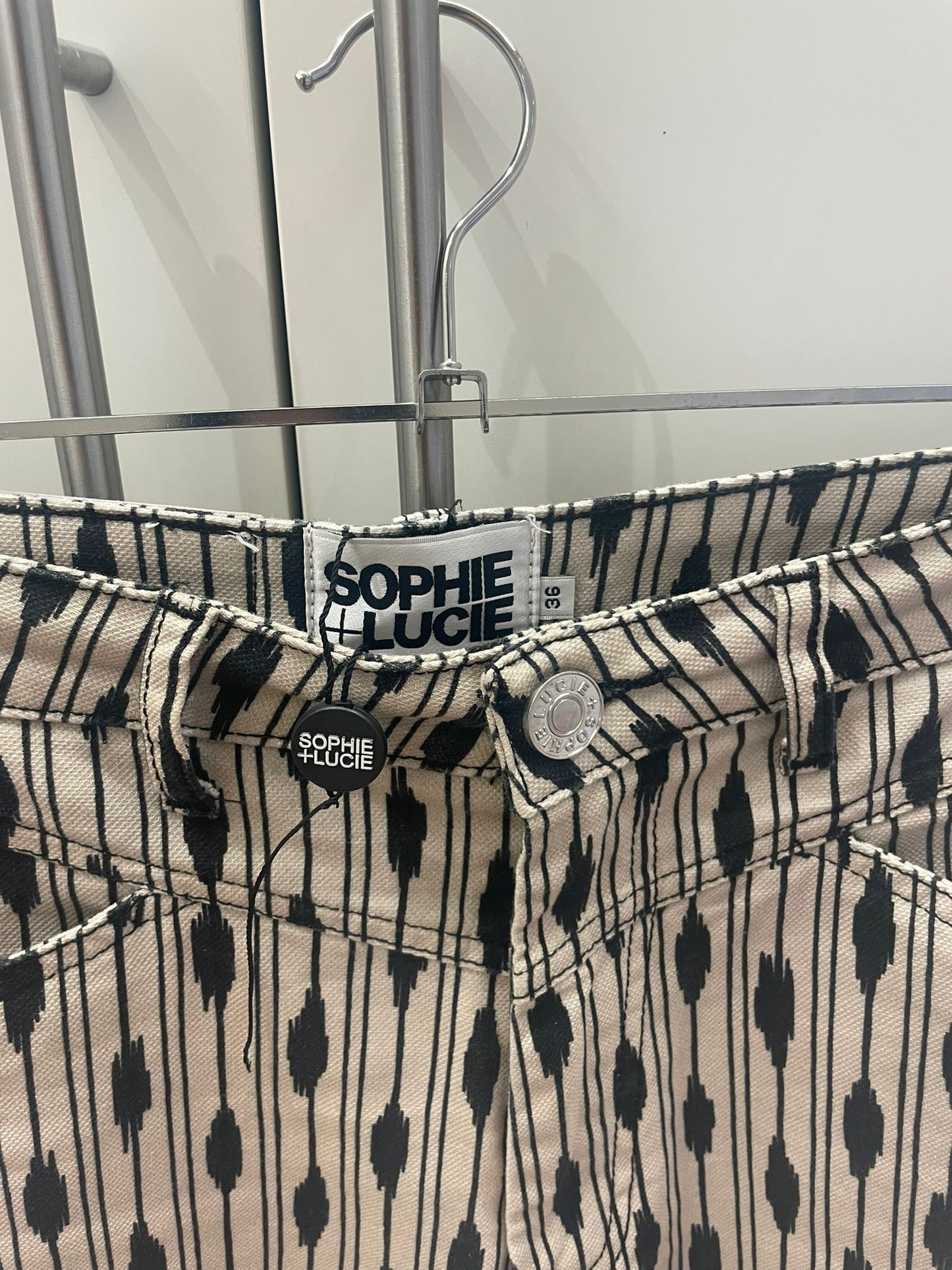 jean tobillerro blanco con motivos azul marino talla 36 puesto 2 horas