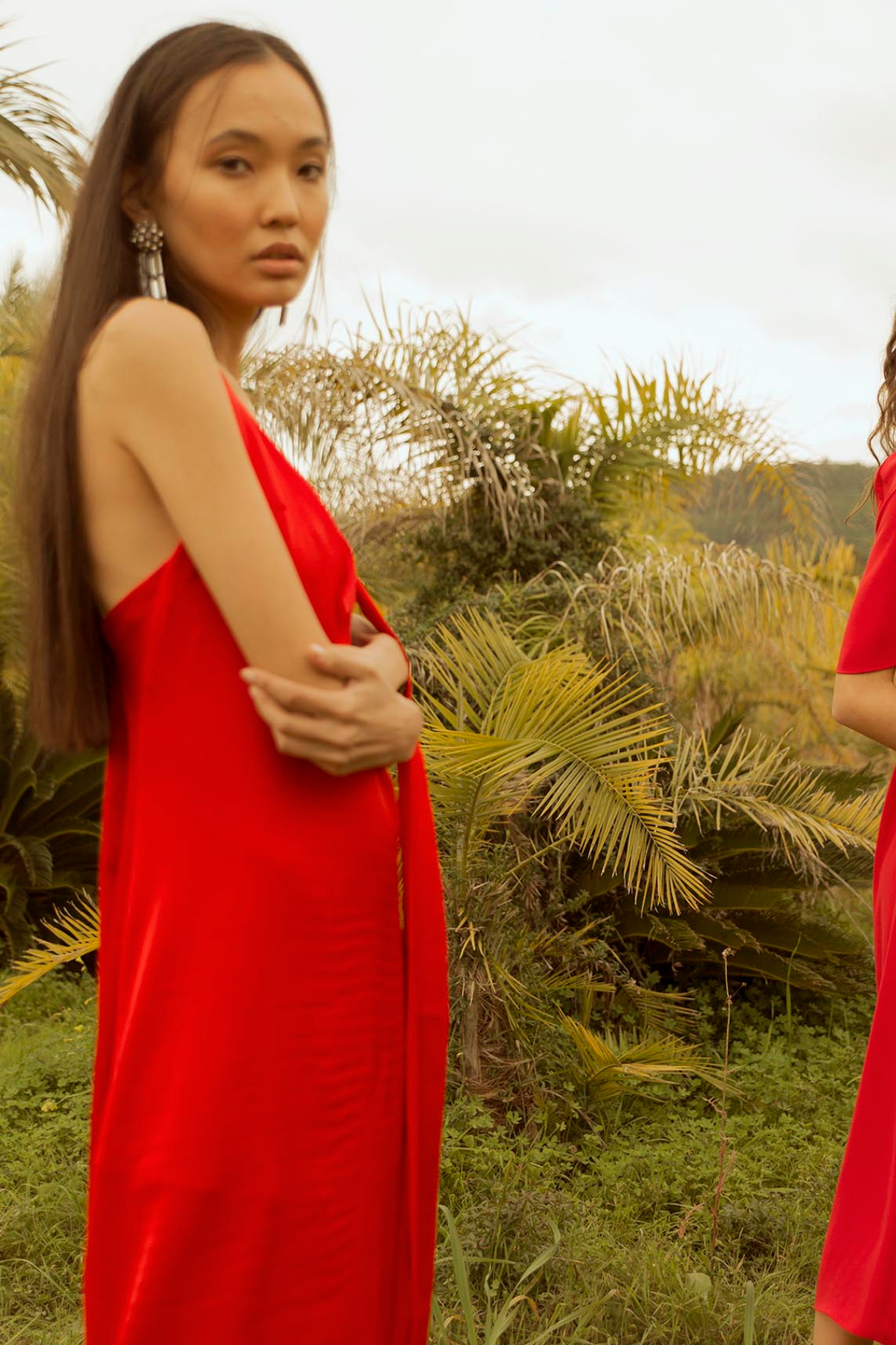 LONG DRESS WITH RED CLIP BUCKLE