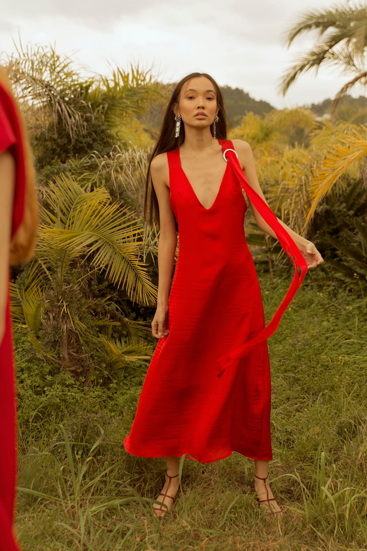 LONG DRESS WITH RED CLIP BUCKLE