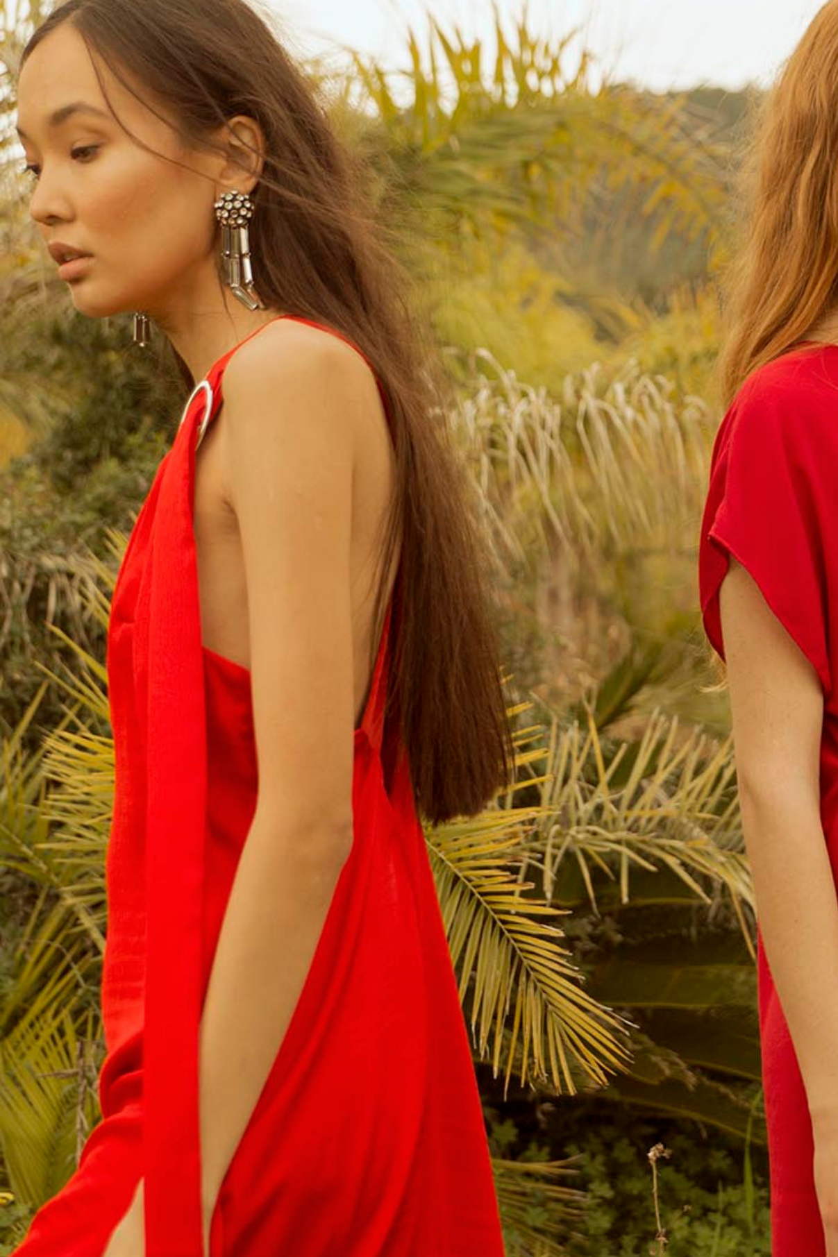 LONG DRESS WITH RED CLIP BUCKLE