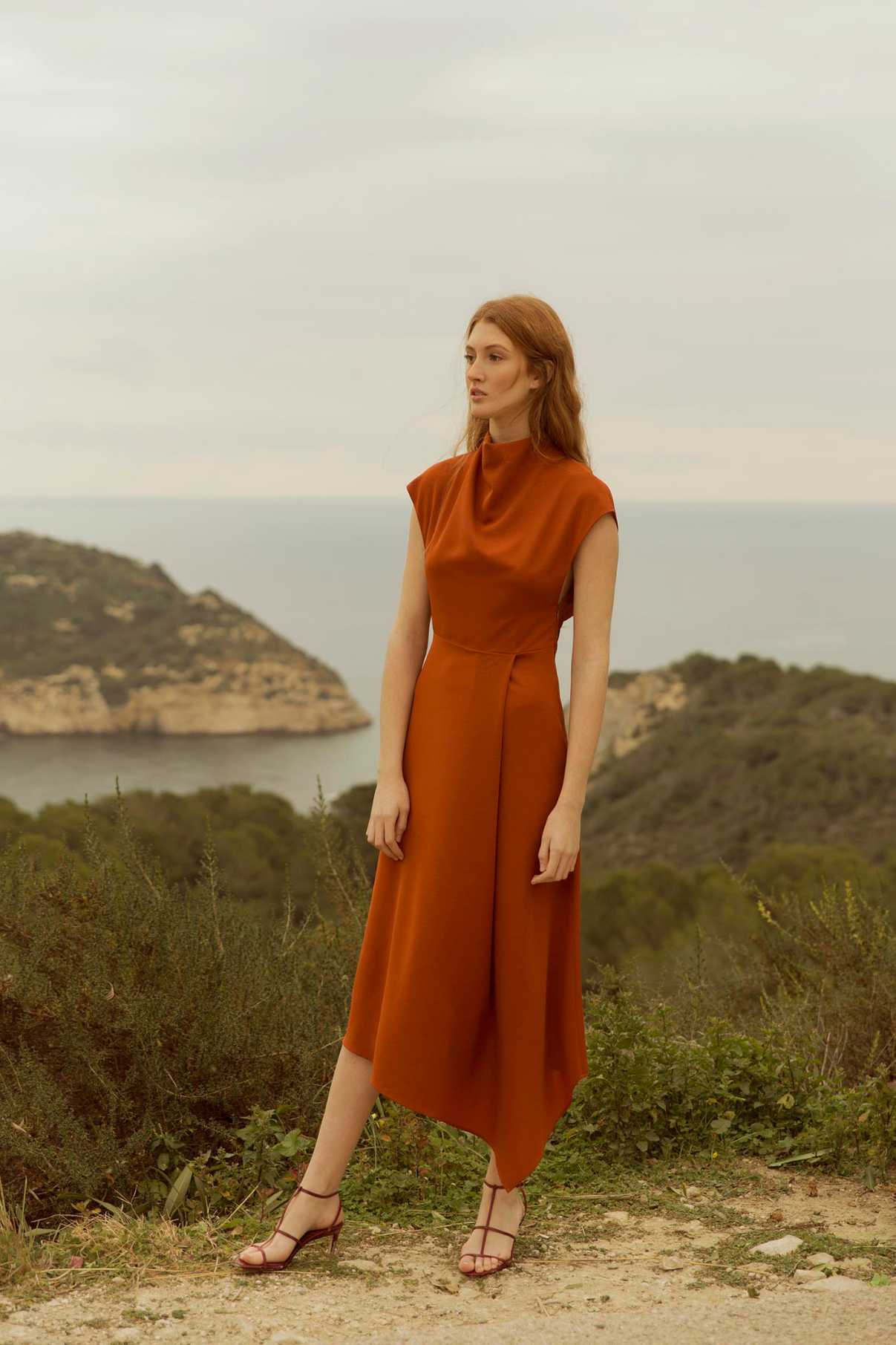 DRESS WITH FALLEN BACK