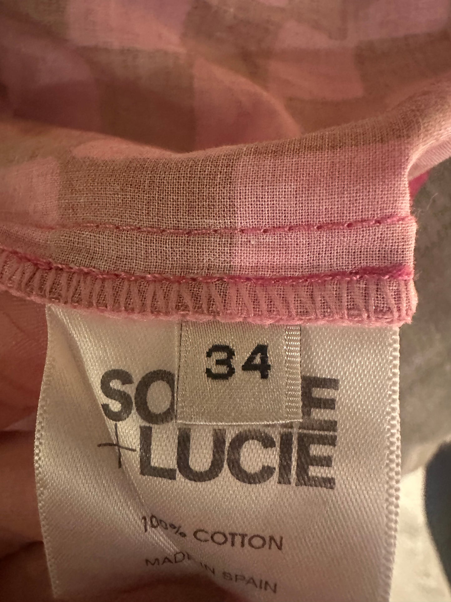 Vestido rosa con estampado geométrico