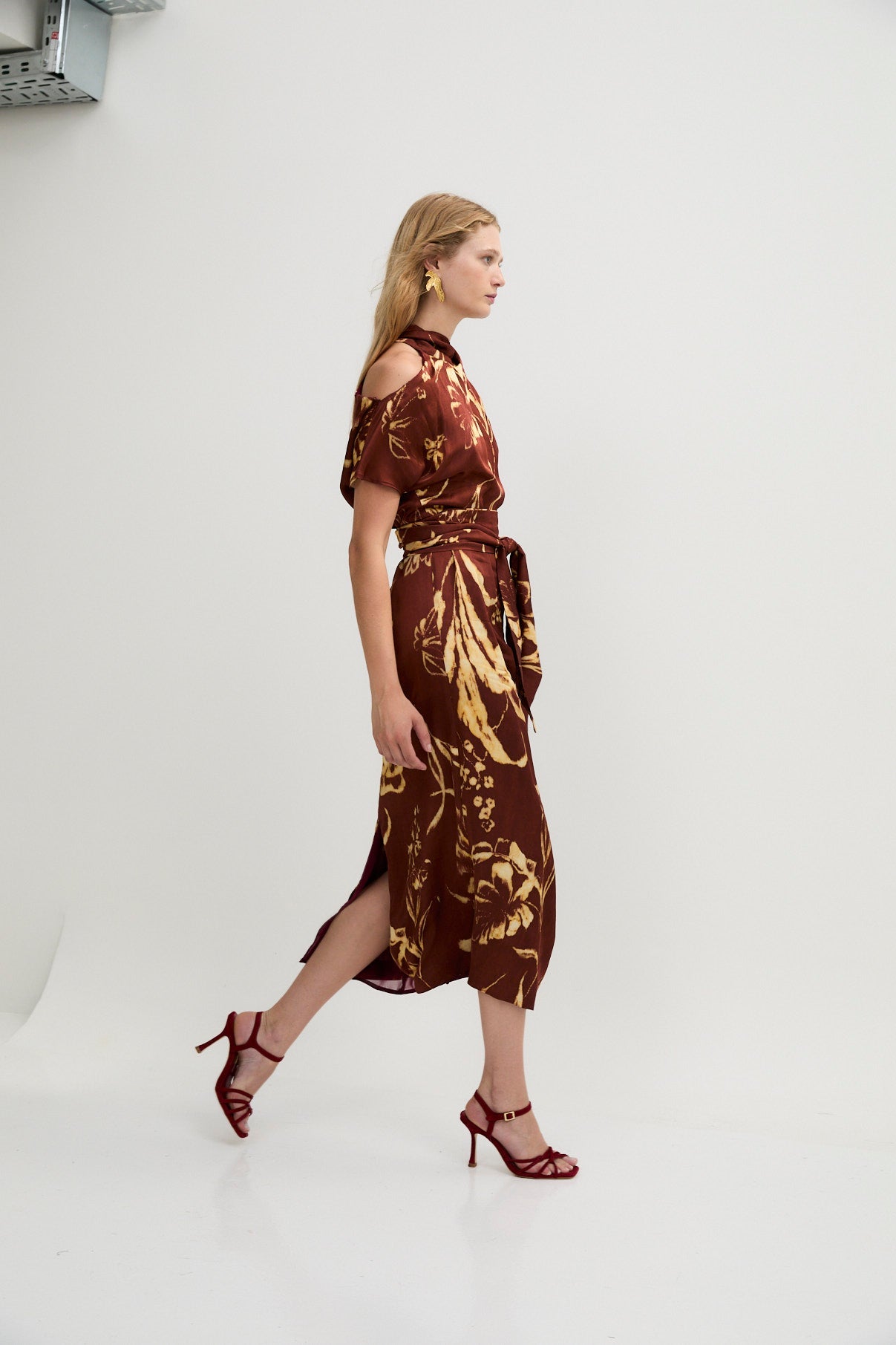 BROWN POSITIONAL SHOULDER DRESS