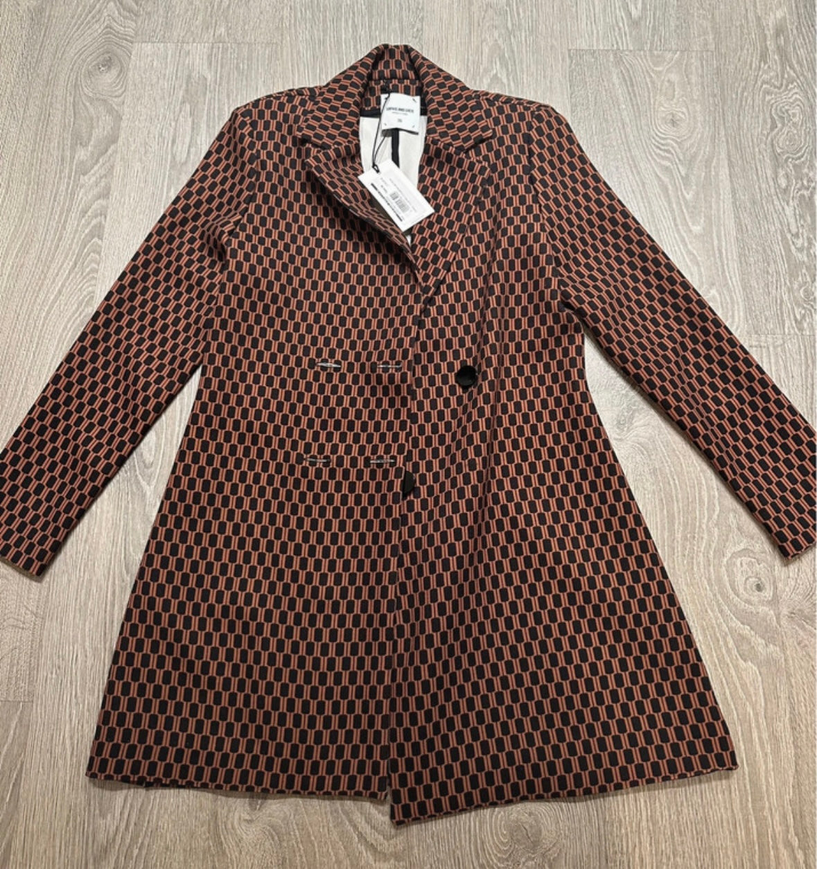 Traje estampado geométrico