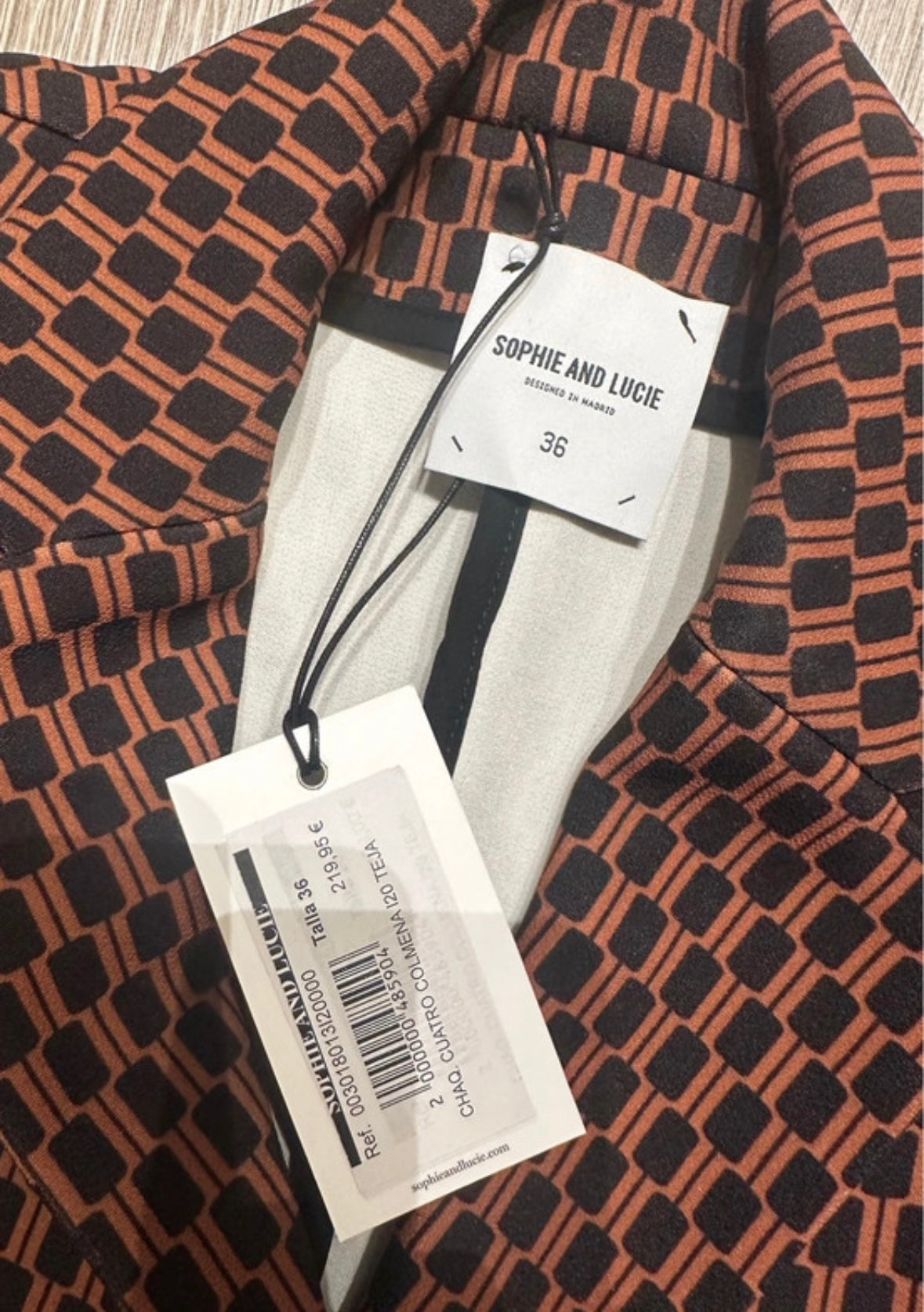 Traje estampado geométrico