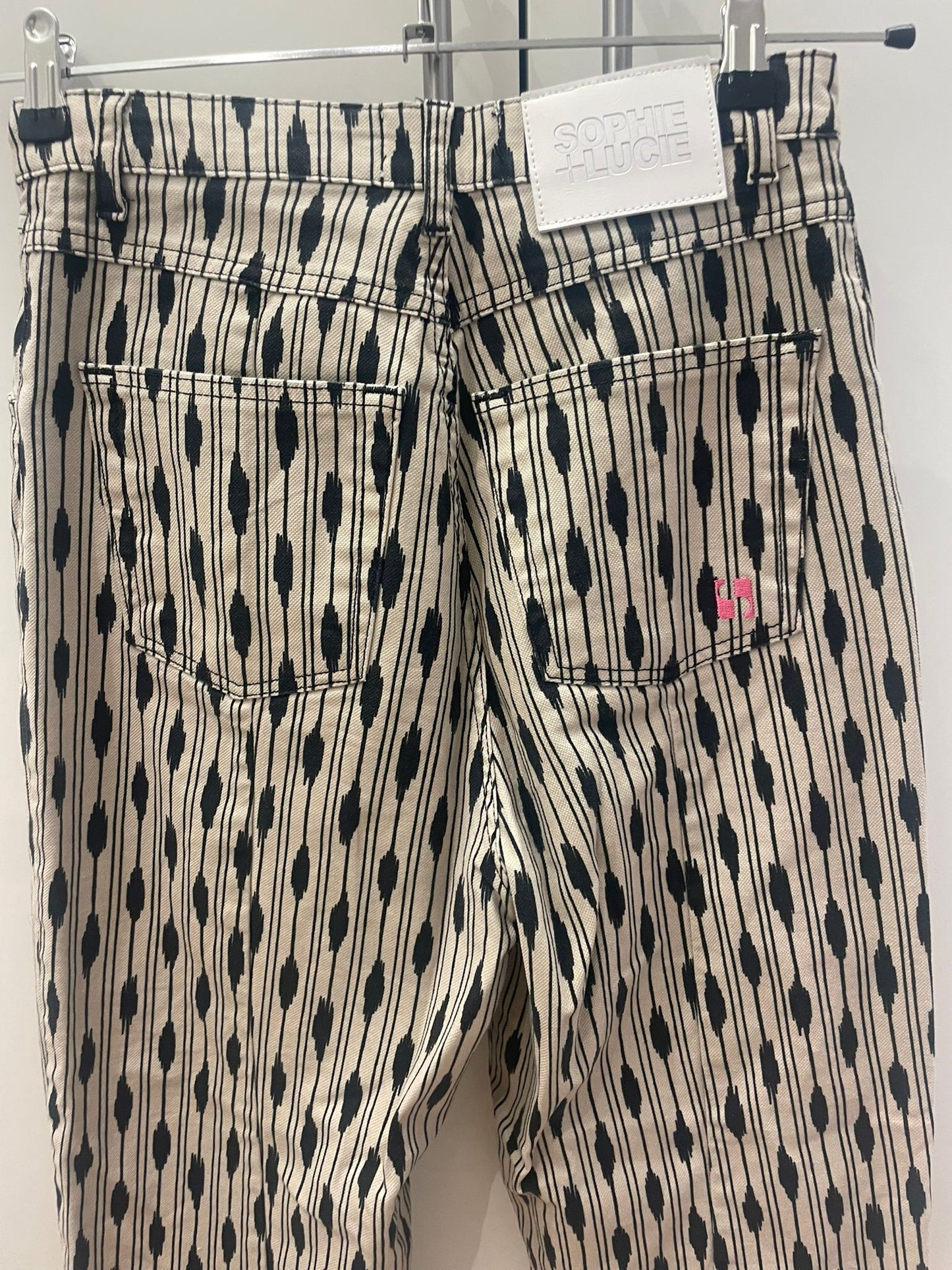 jean tobillerro blanco con motivos azul marino talla 36 puesto 2 horas