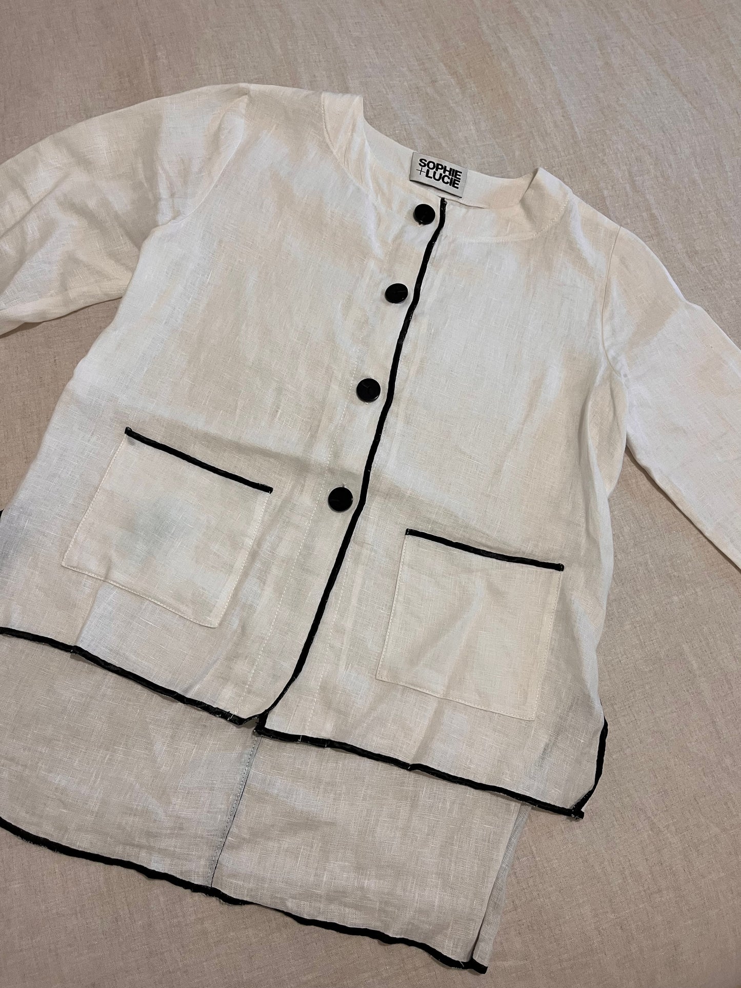 TOTAL LOOK SCALLOPED WHITE THREAD