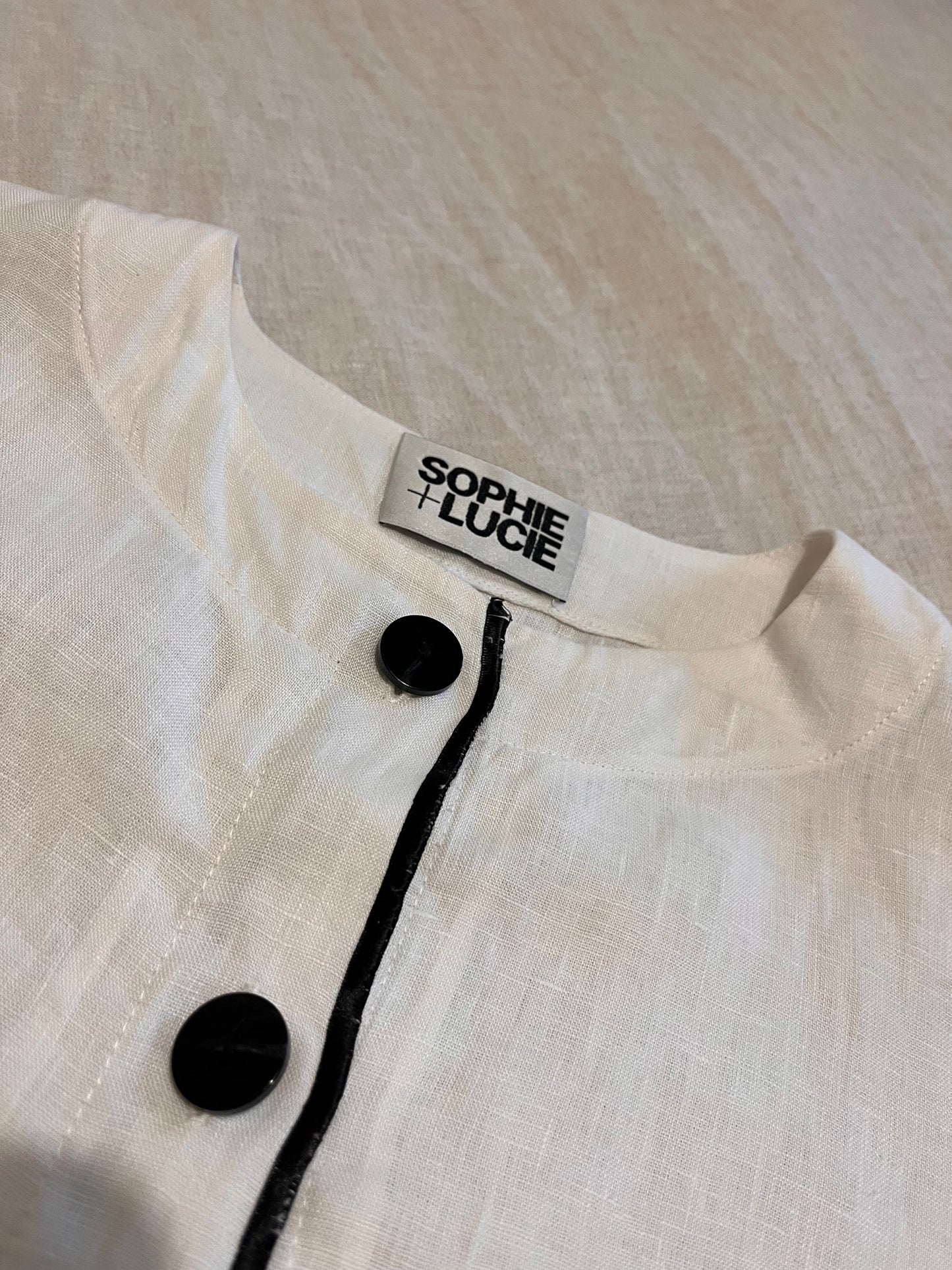 TOTAL LOOK SCALLOPED WHITE THREAD