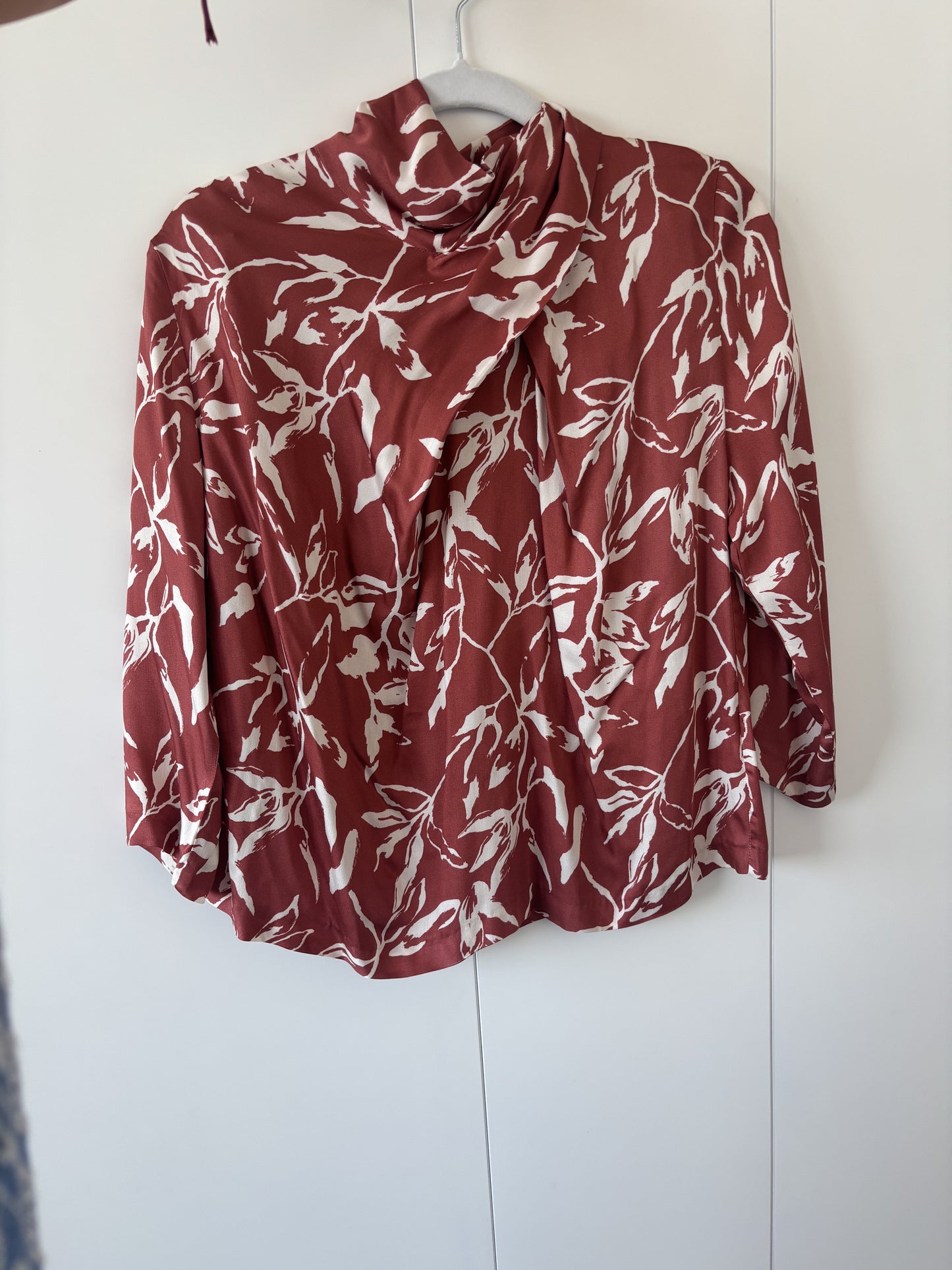 Conjunto de camisa y falda teja y blanco