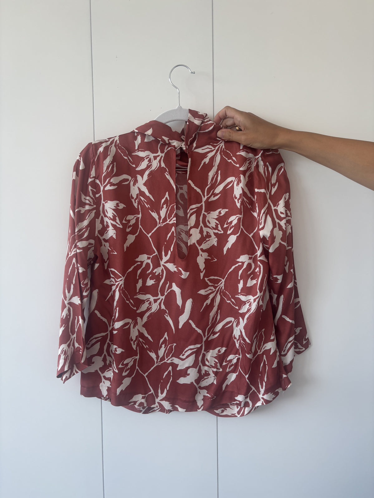 Conjunto de camisa y falda teja y blanco