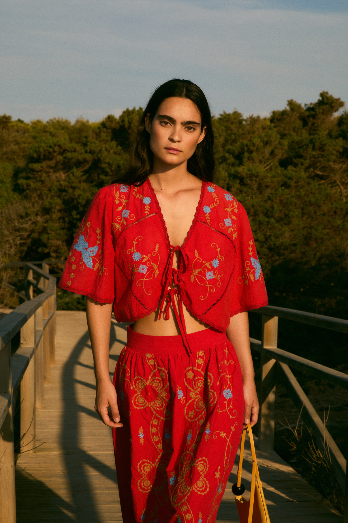 TOTAL LOOK AMAPOLA EMBROIDERY ROJO