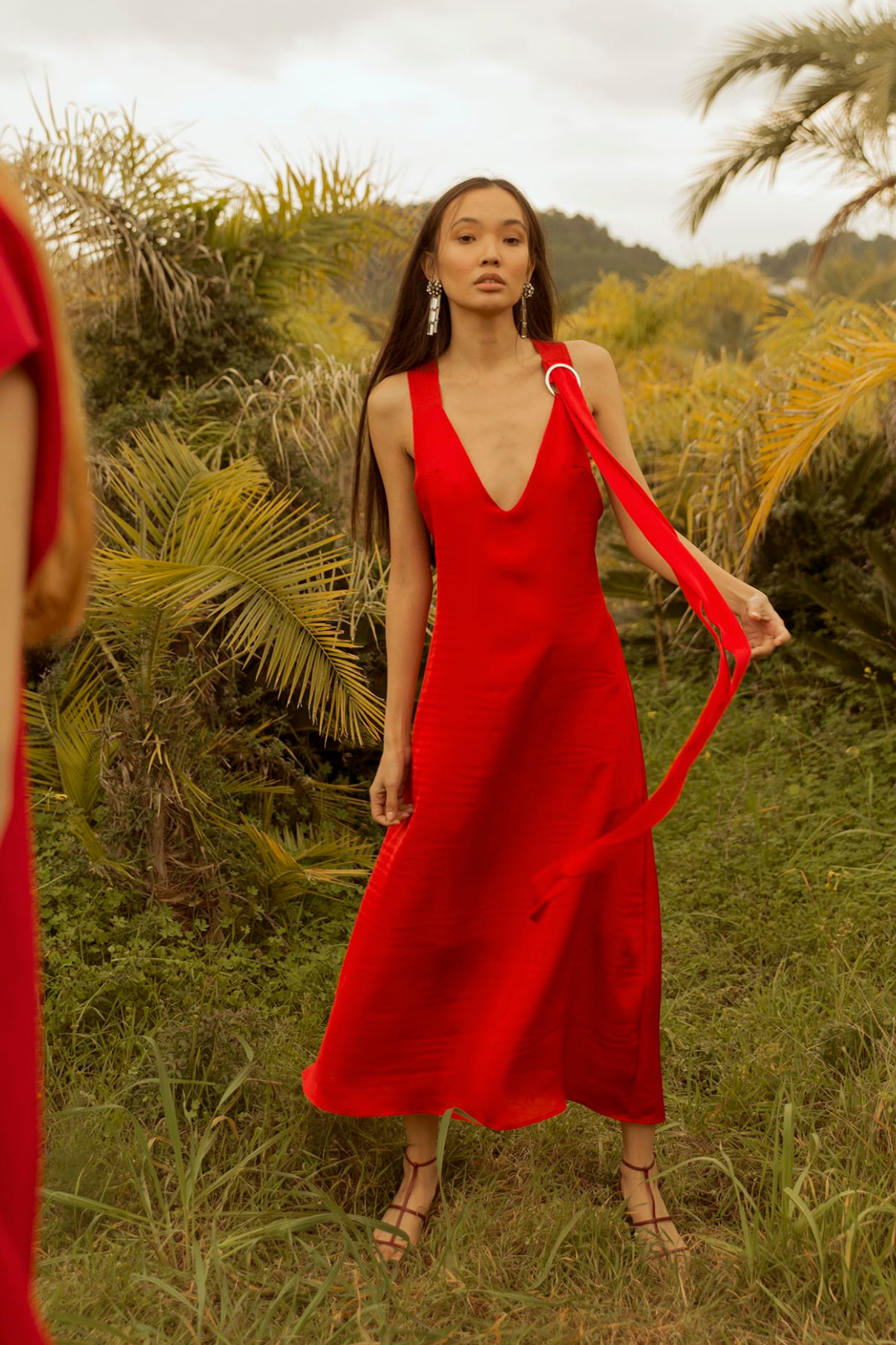 VESTIDO LARGO HEBILLA CLAQUE ROJO