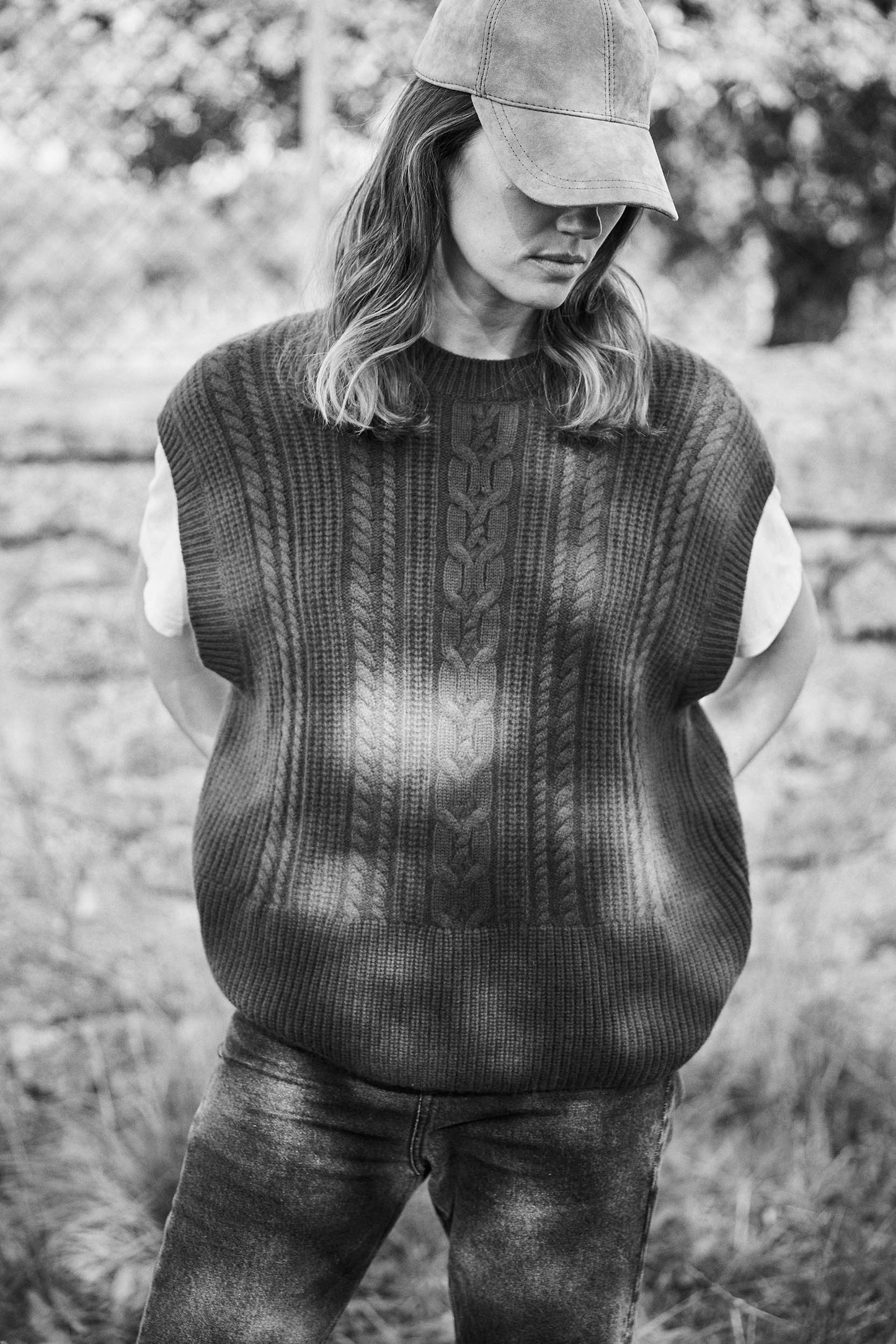 BLACK CASHMERE CABLE KNIT VEST