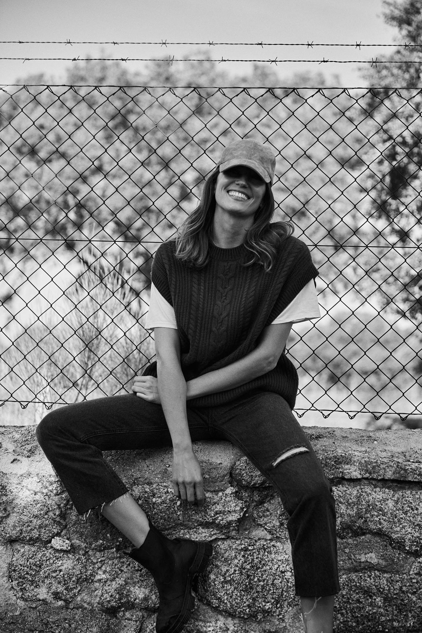 BLACK CASHMERE CABLE KNIT VEST