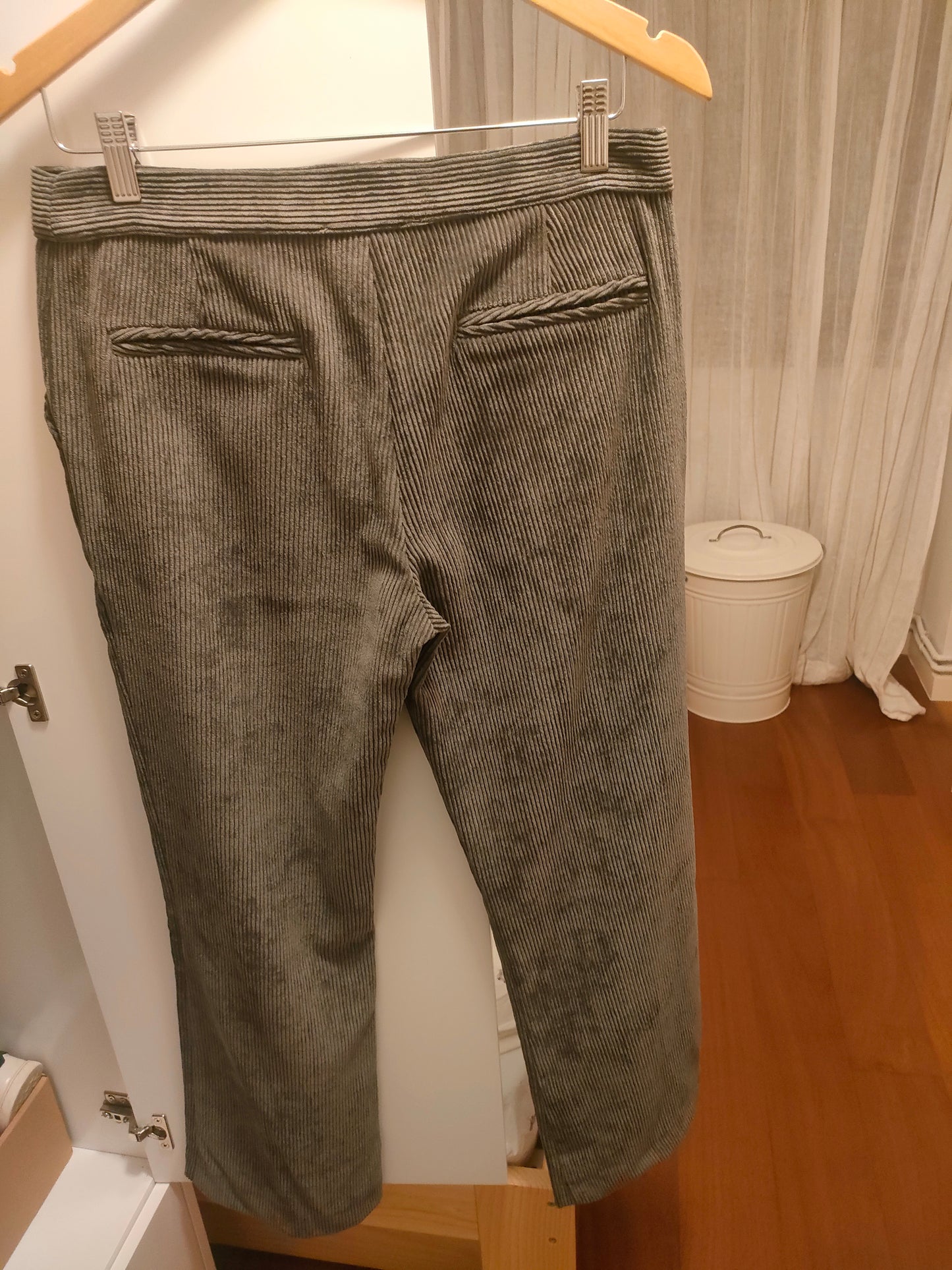 Pantalón pana sin estrenar con etiquetas