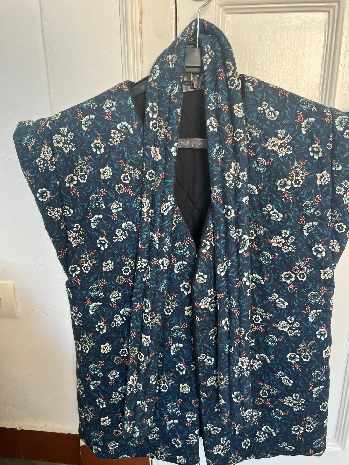 CHALECO ACOLCHADO FLORES AZUL