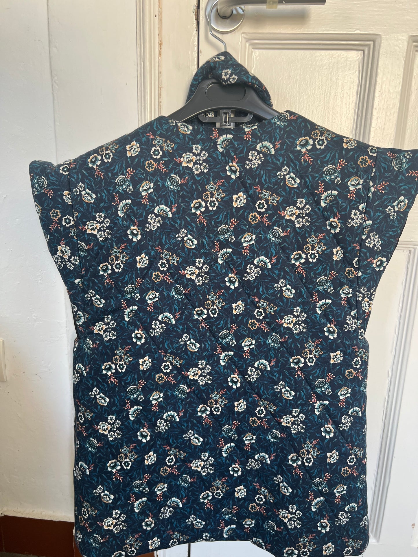 CHALECO ACOLCHADO FLORES AZUL