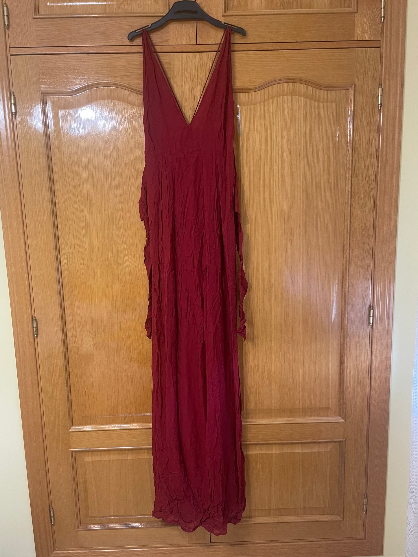 VESTIDO TIRANTES ESPALDA GEORGETE BURDEOS