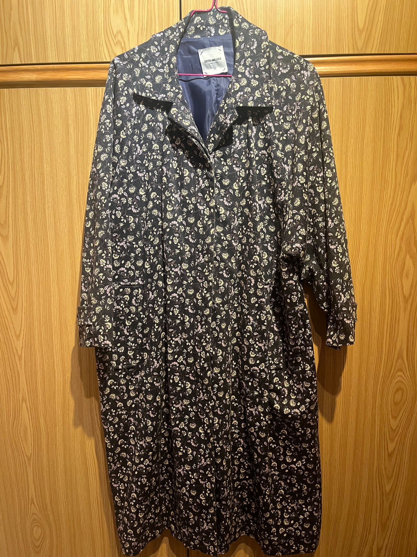 Gabardina estampada azul marino