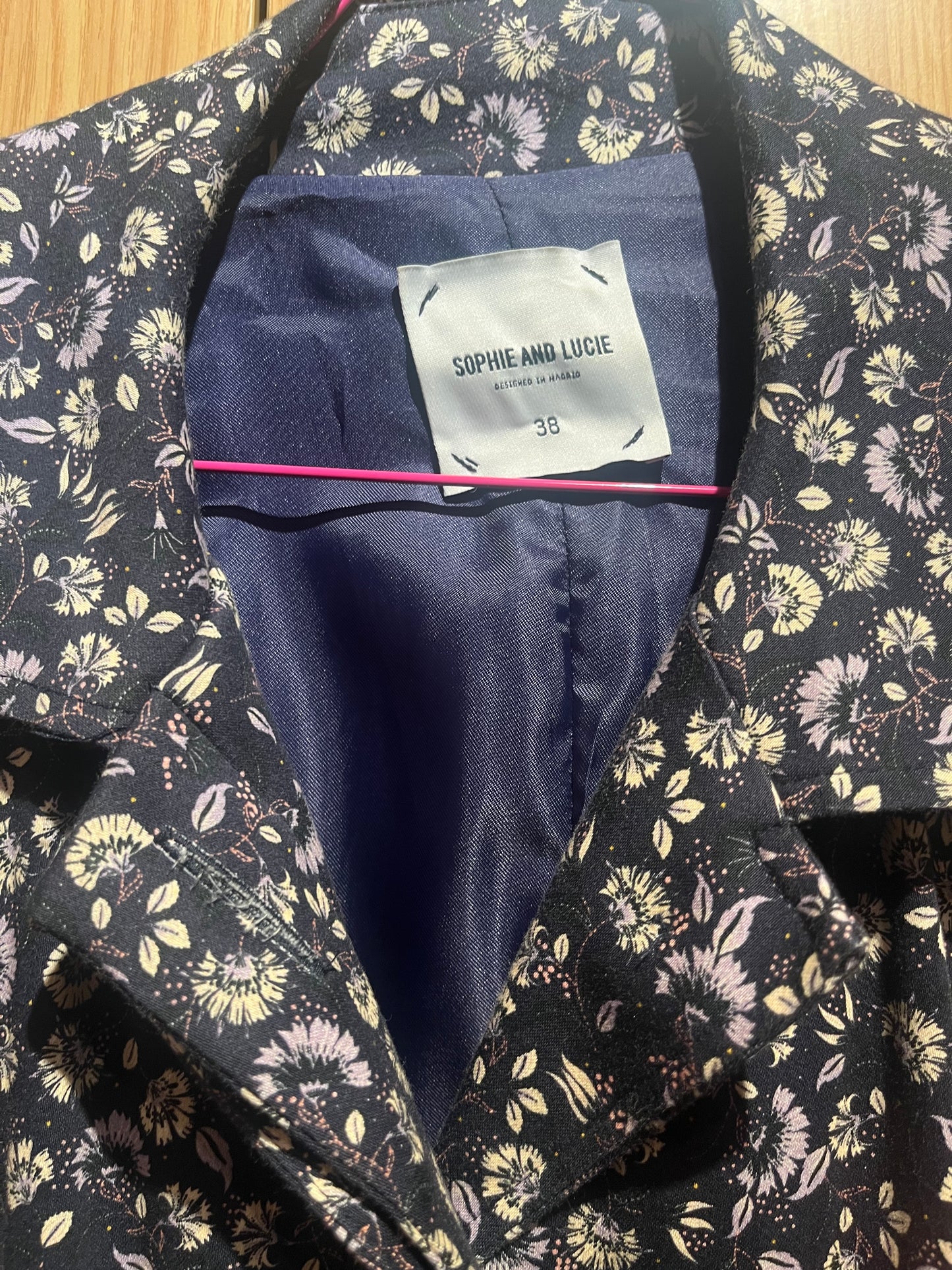 Gabardina estampada azul marino