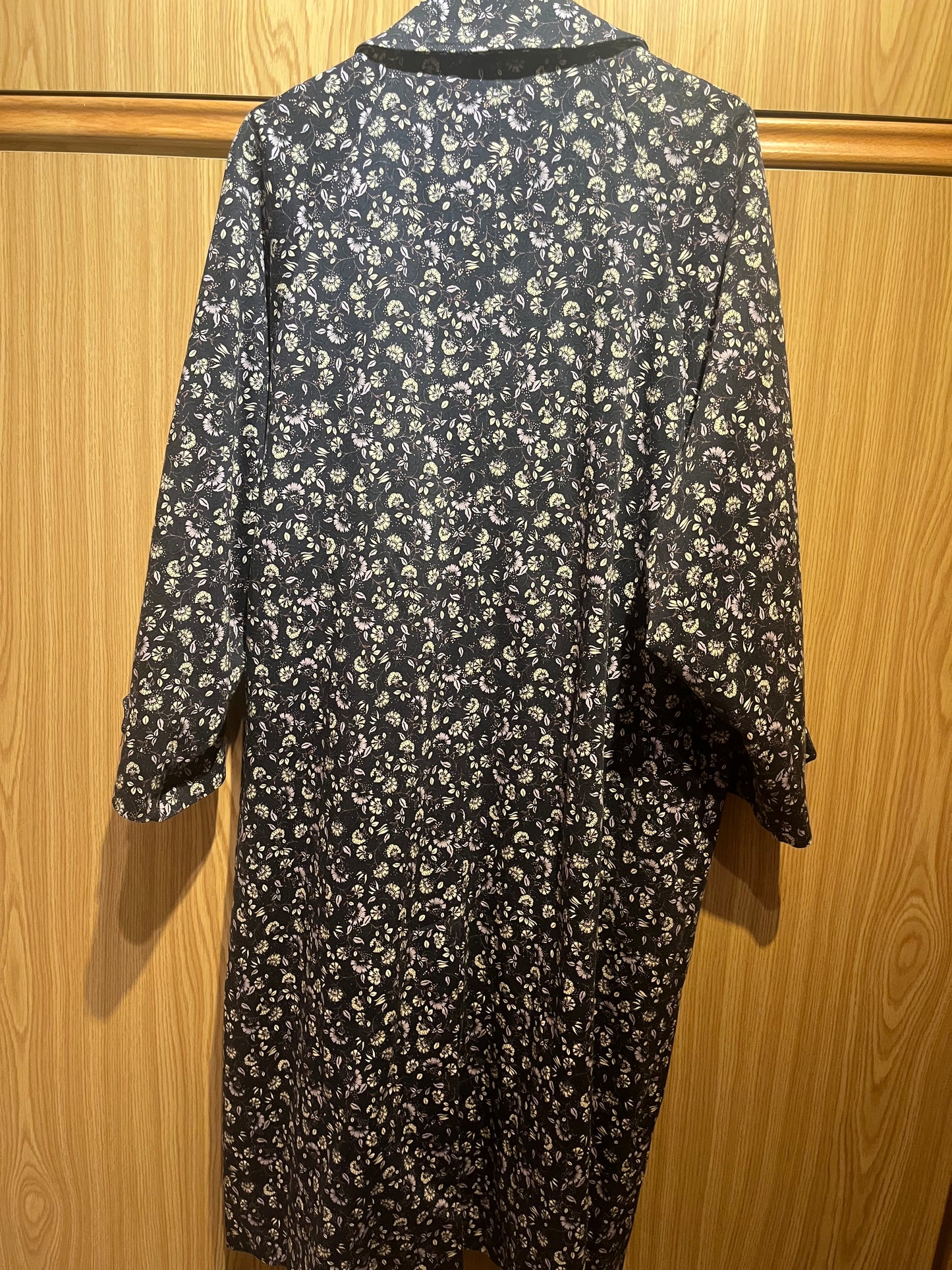 Gabardina estampada azul marino