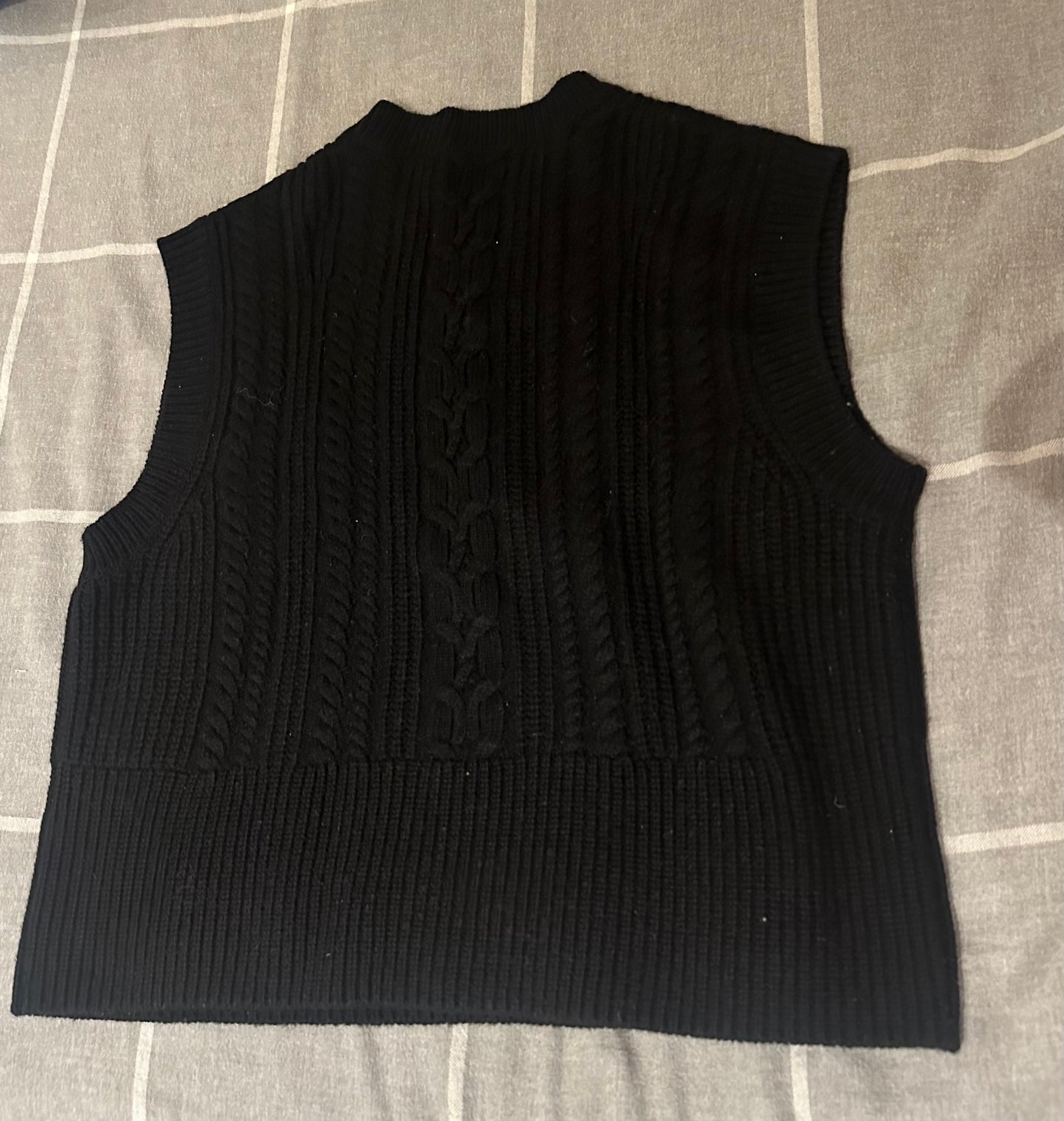 BLACK CASHMERE CABLE KNIT VEST