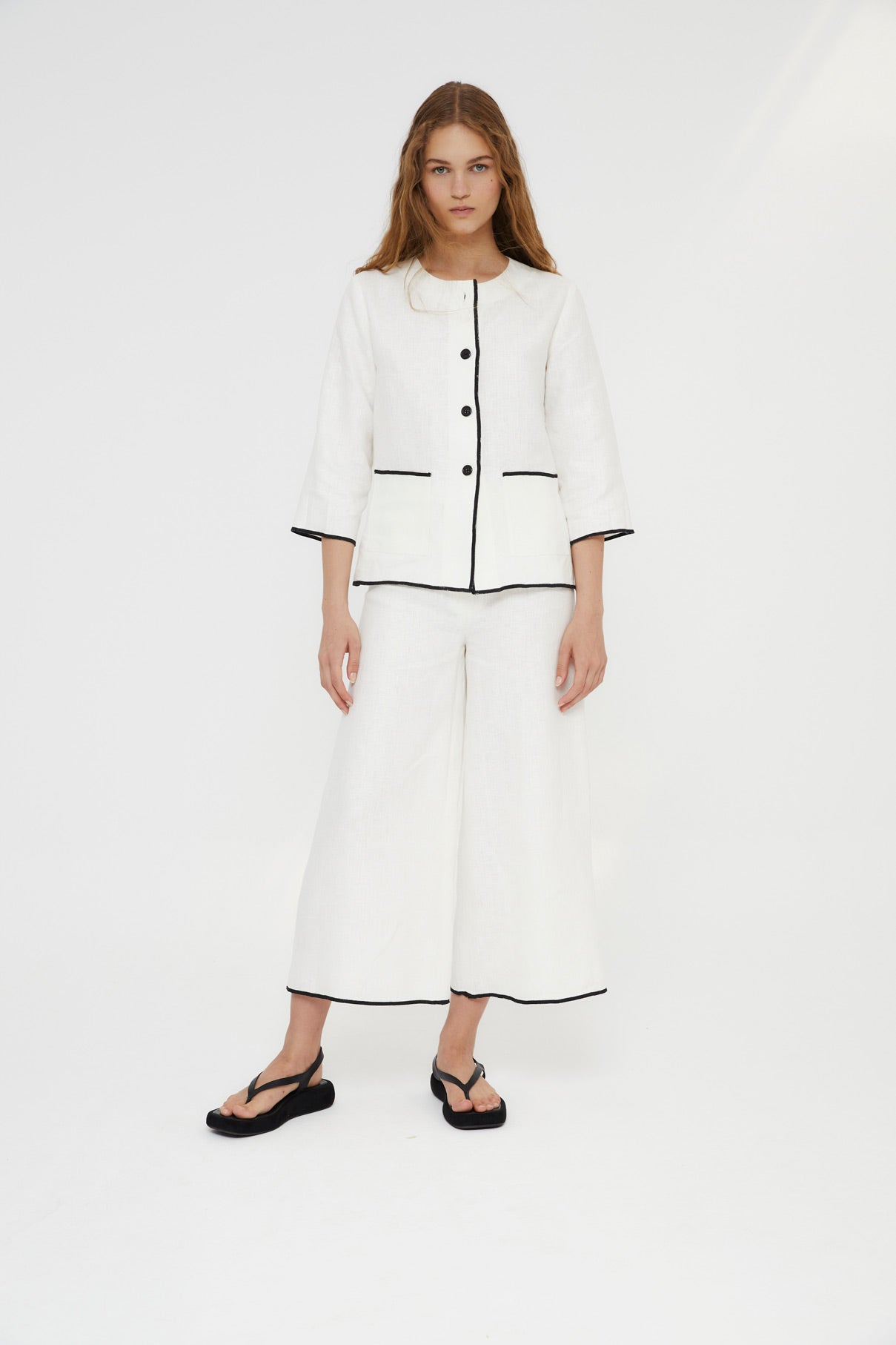 TOTAL LOOK SCALLOPED WHITE THREAD