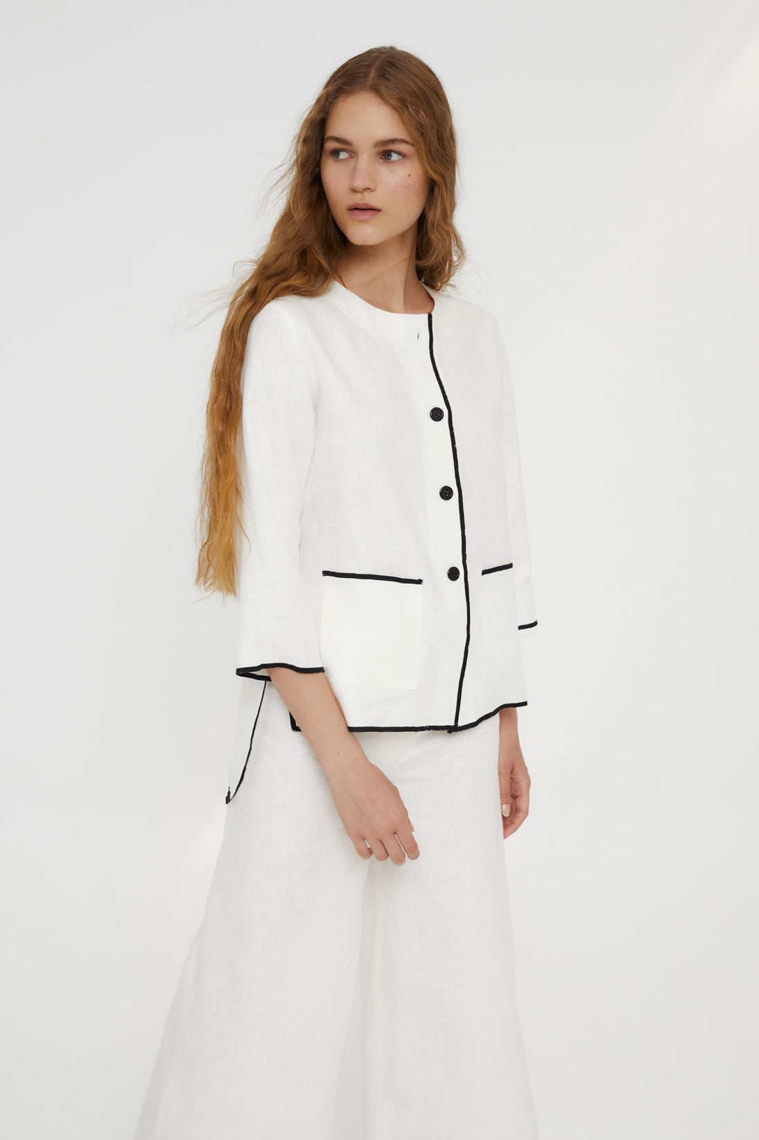 TOTAL LOOK SCALLOPED WHITE THREAD