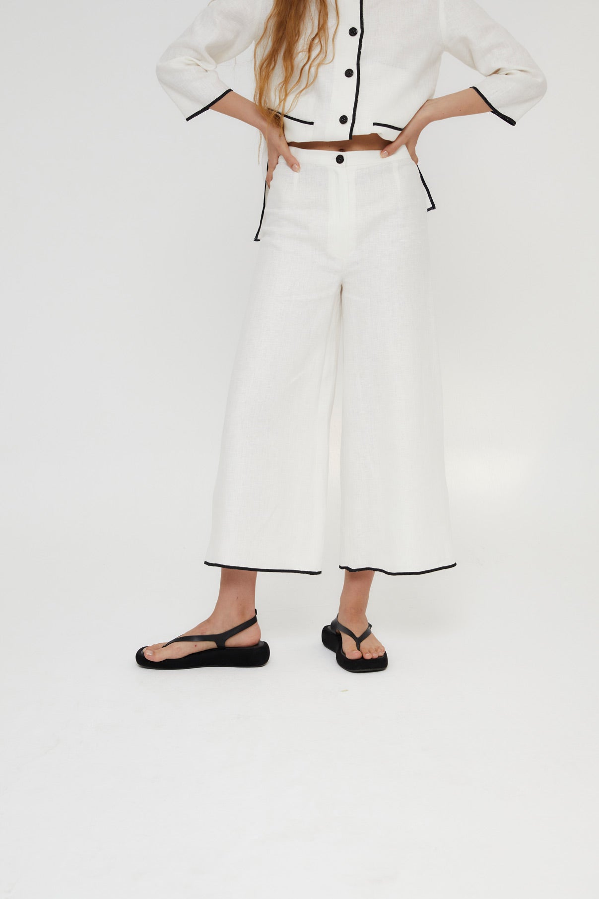 TOTAL LOOK SCALLOPED WHITE THREAD