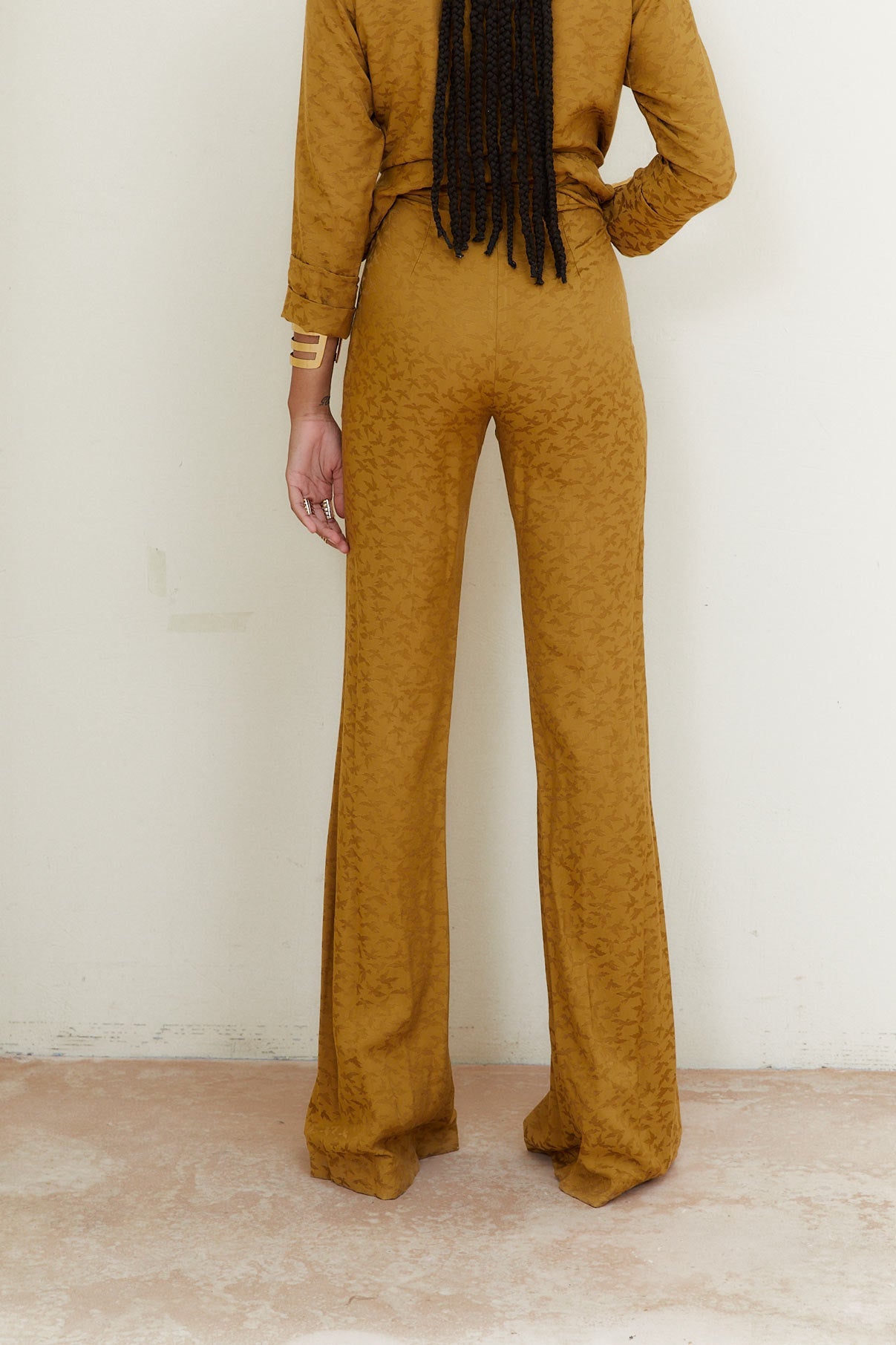 PANTALON PLIEGUE PAJAROS OCRE