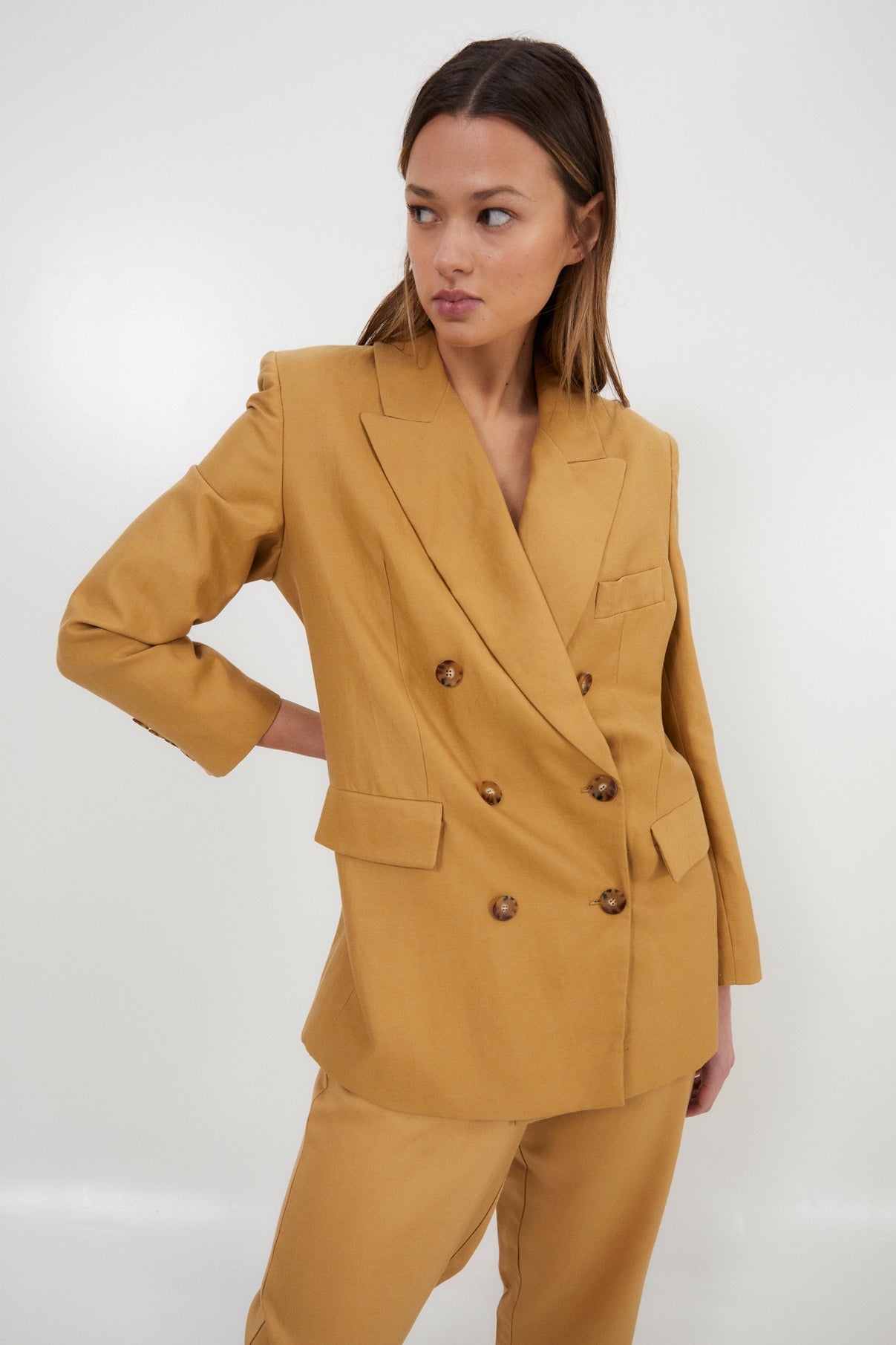 CHAQUETA EMILY LINO OCRE