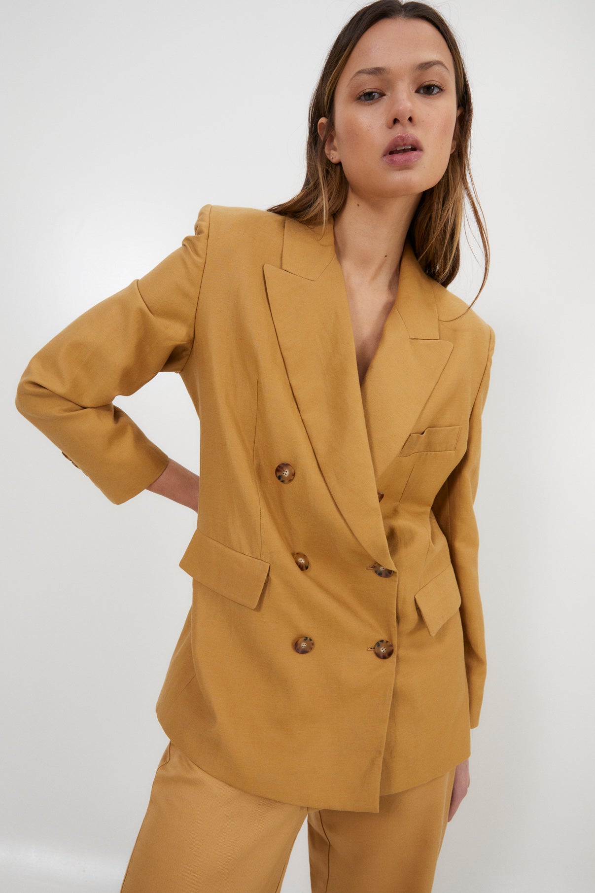 CHAQUETA EMILY LINO OCRE