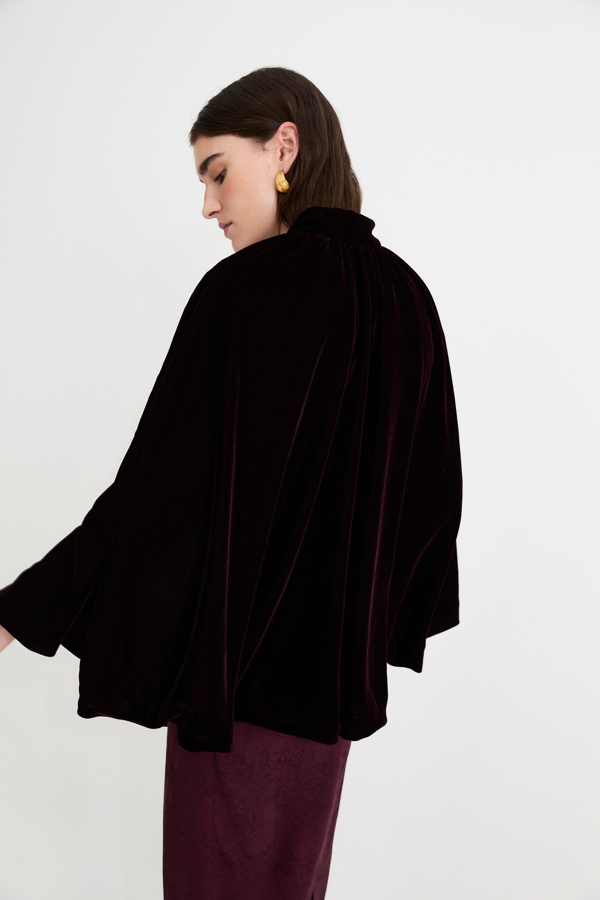 WINE VELVET BOWED CAPE