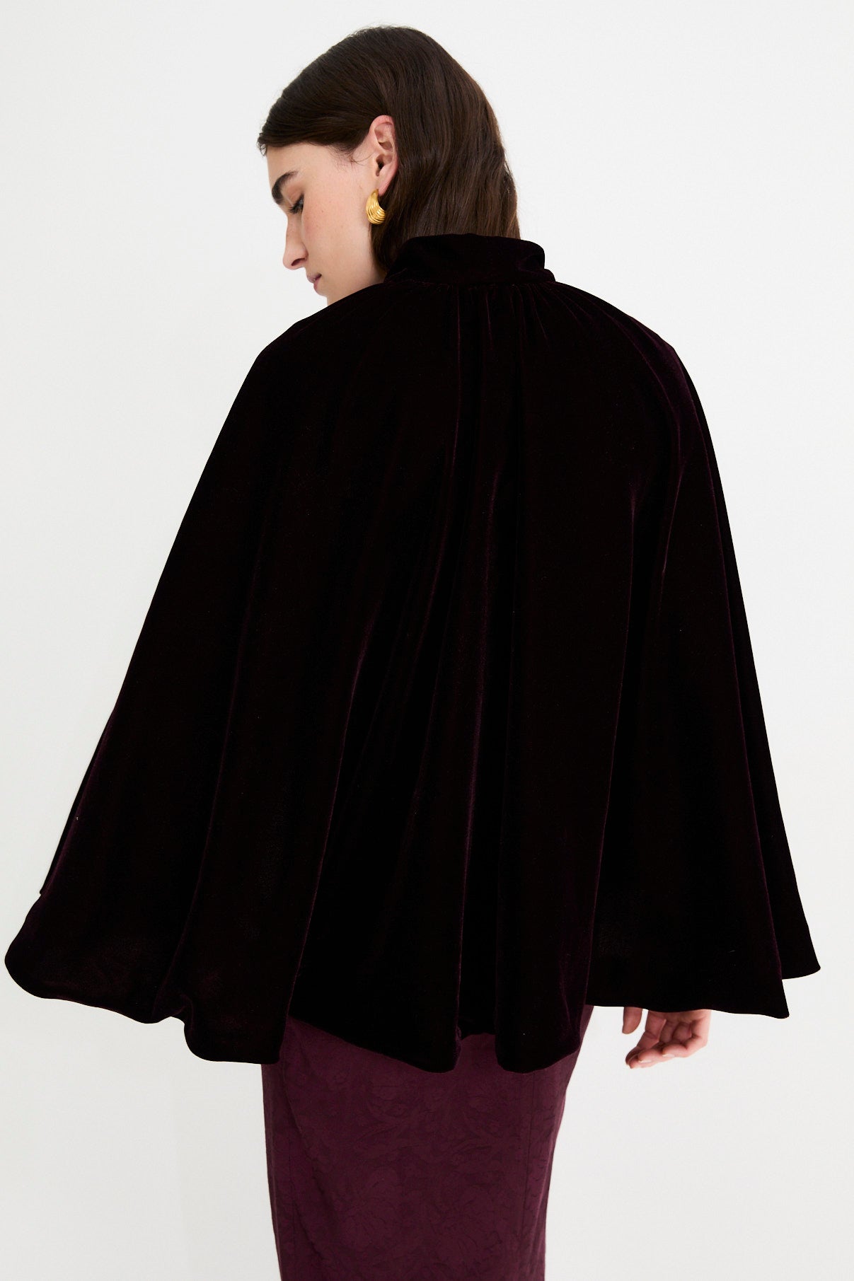 WINE VELVET BOWED CAPE