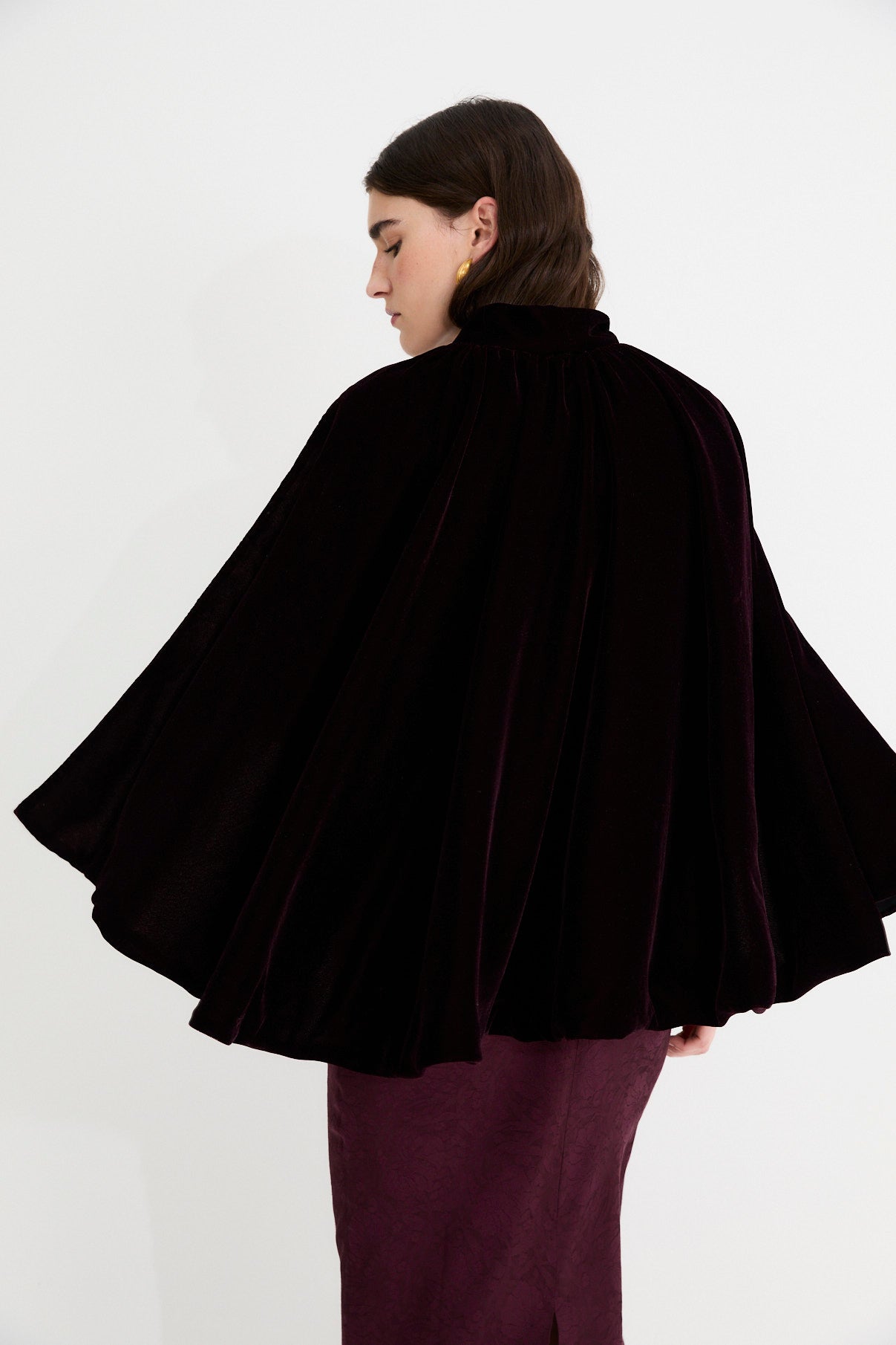 WINE VELVET BOWED CAPE