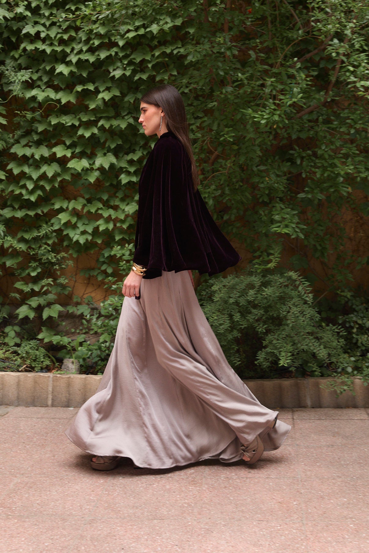 WINE VELVET BOWED CAPE