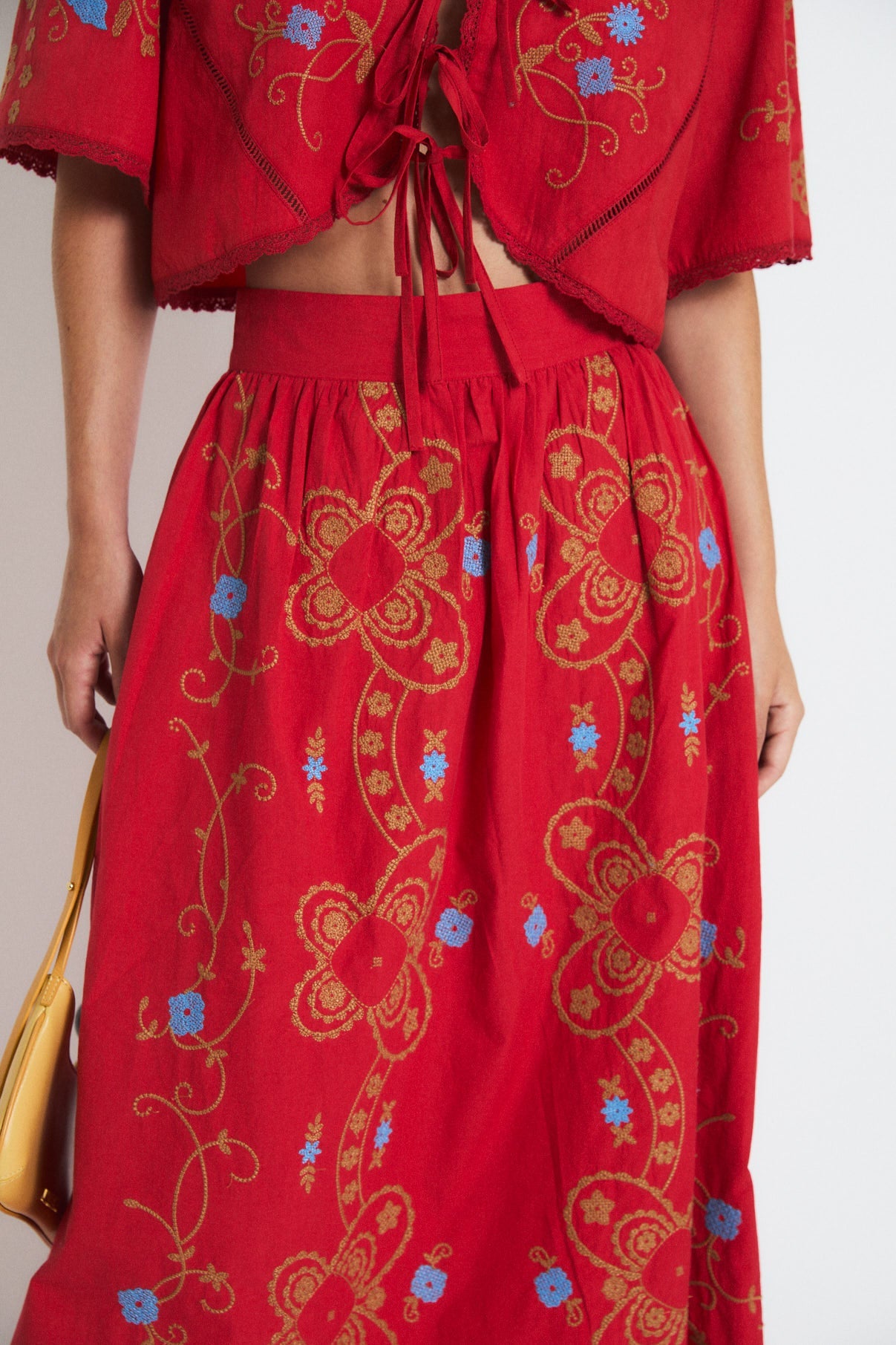 TOTAL LOOK AMAPOLA EMBROIDERY ROJO