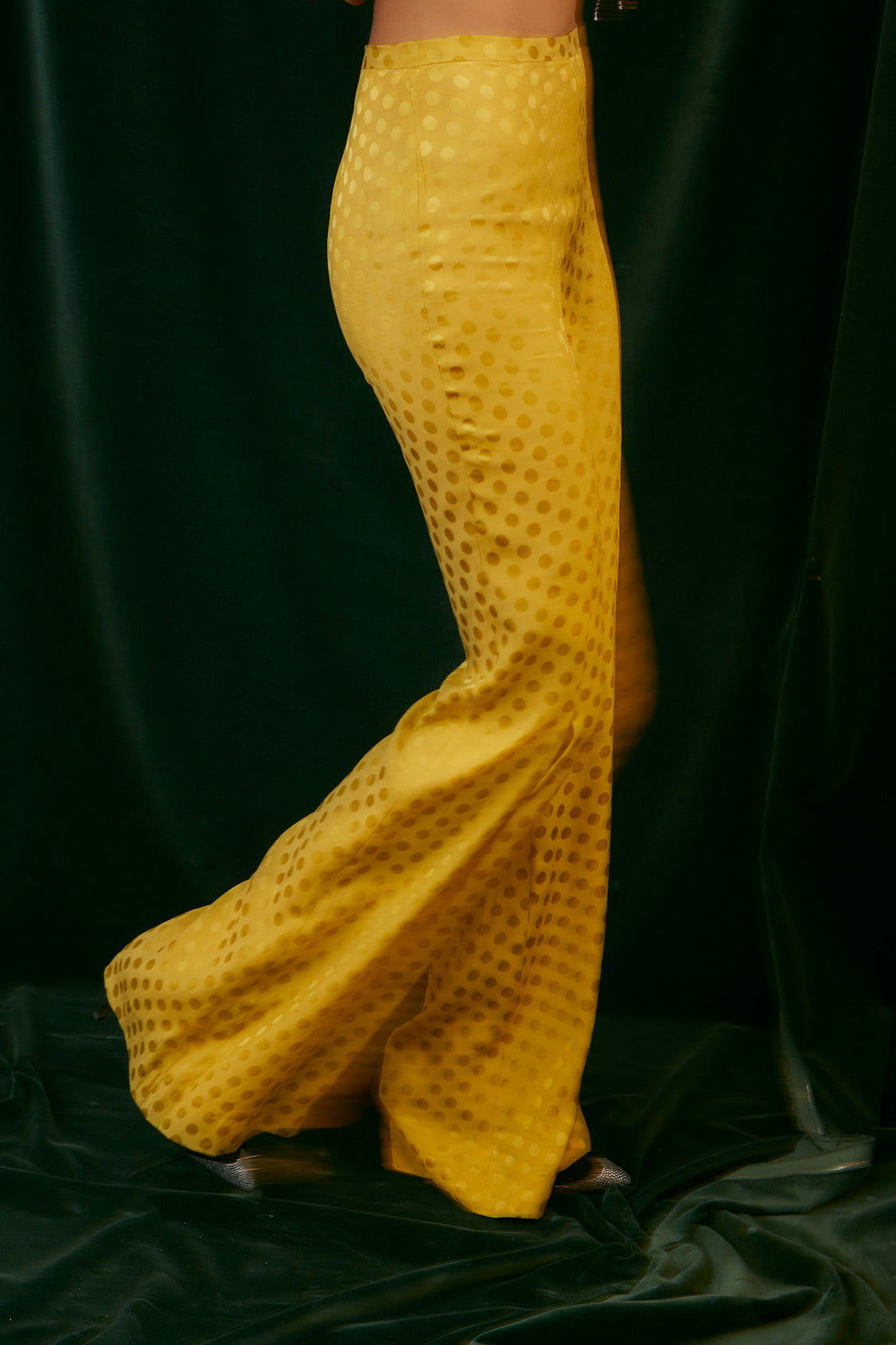 TOTAL LOOK MUSTARD POLKA DOTS