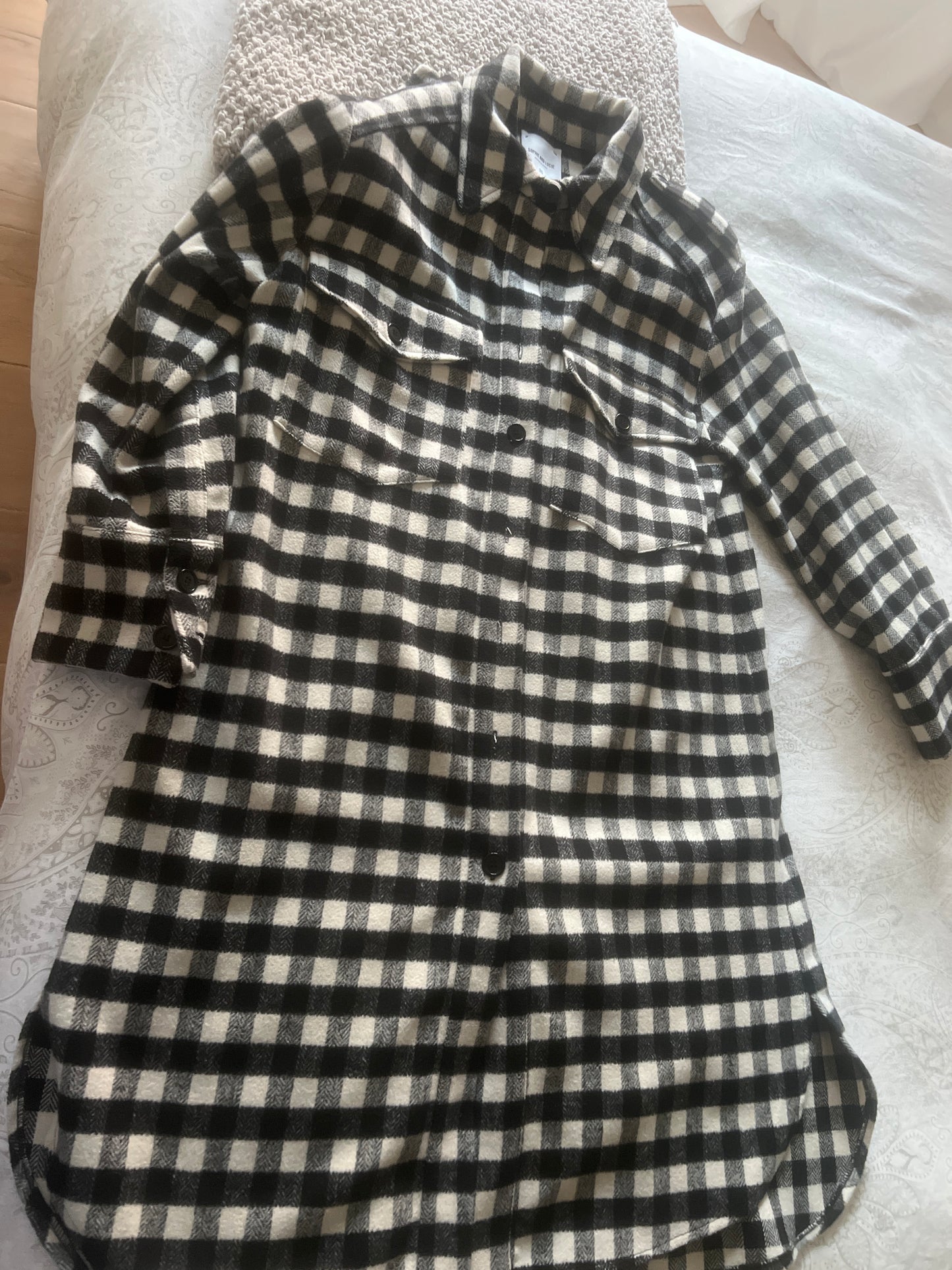 Abrigo cuadros blanco y negro