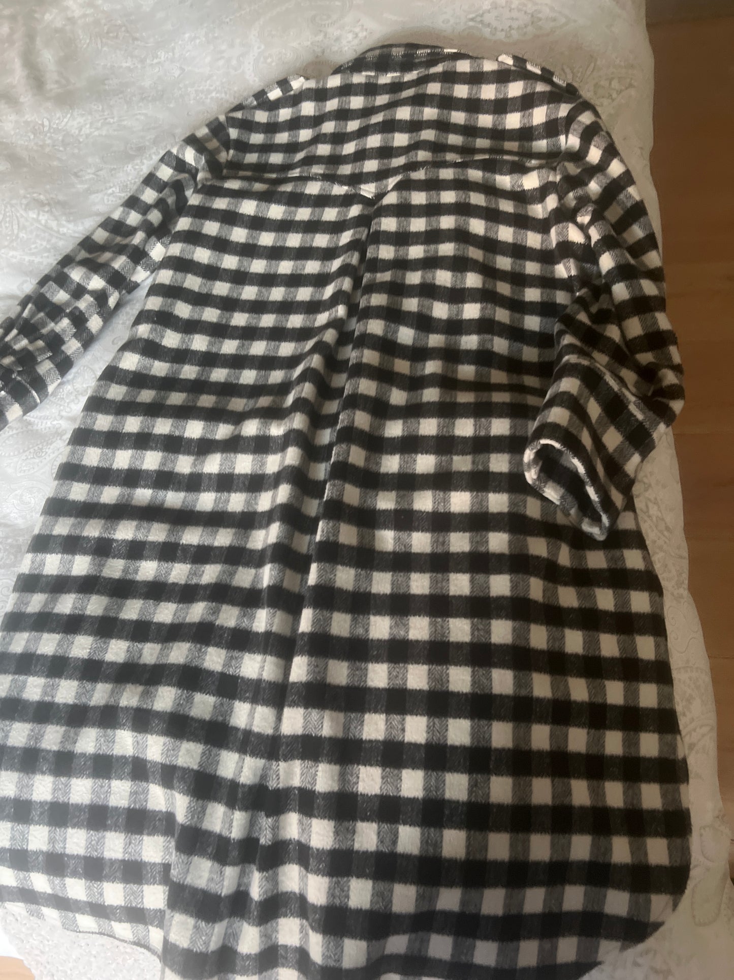 Abrigo cuadros blanco y negro