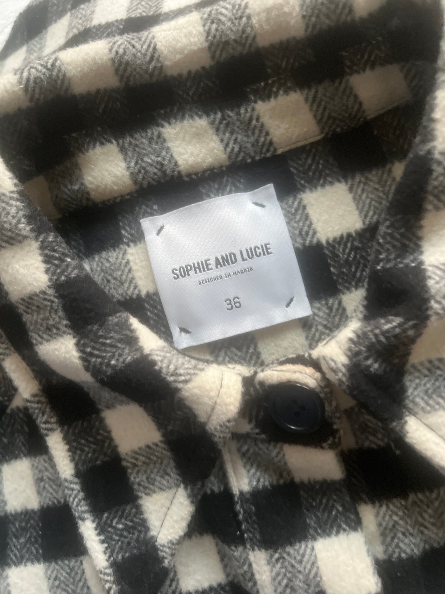 Abrigo cuadros blanco y negro